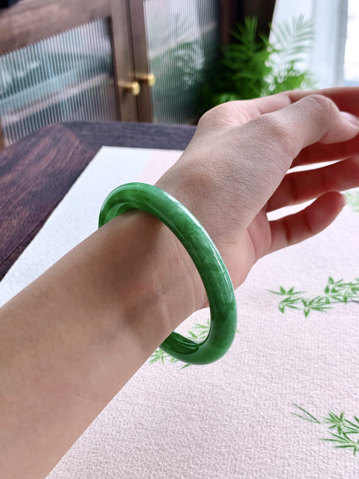 【手镯】️圆条 圈口 53 54
【尺寸】52.9-8.7-8.5
【说明】满绿凝脂 冰阳绿 满绿 小圈口 种老细腻 缅甸A货翡翠 有细纹