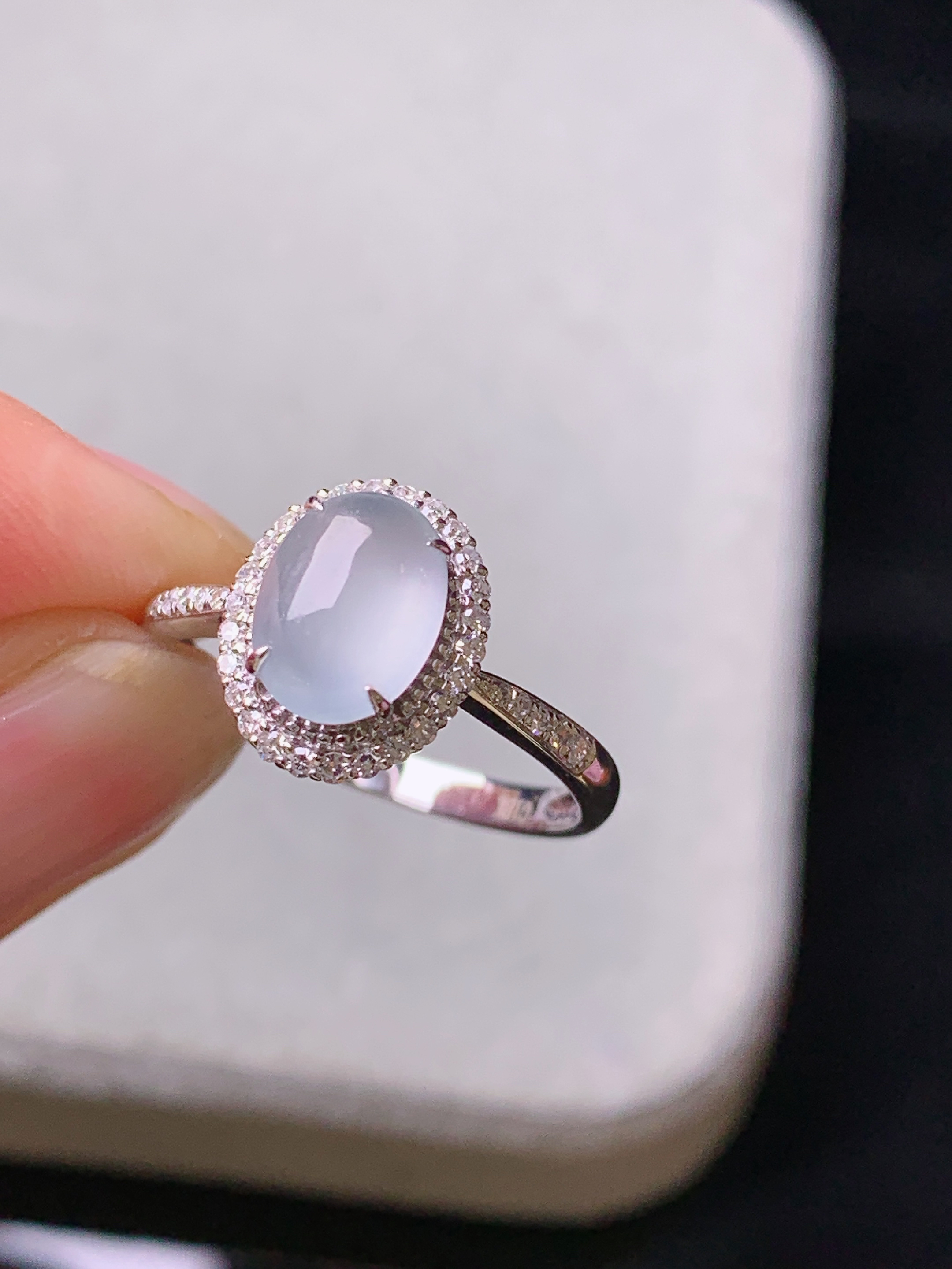 18k金钻镶嵌冰种蛋面戒指 玉质细腻 色泽艳丽清新 水润亮眼 圈口14 整体尺寸11.2*9.2*7f3