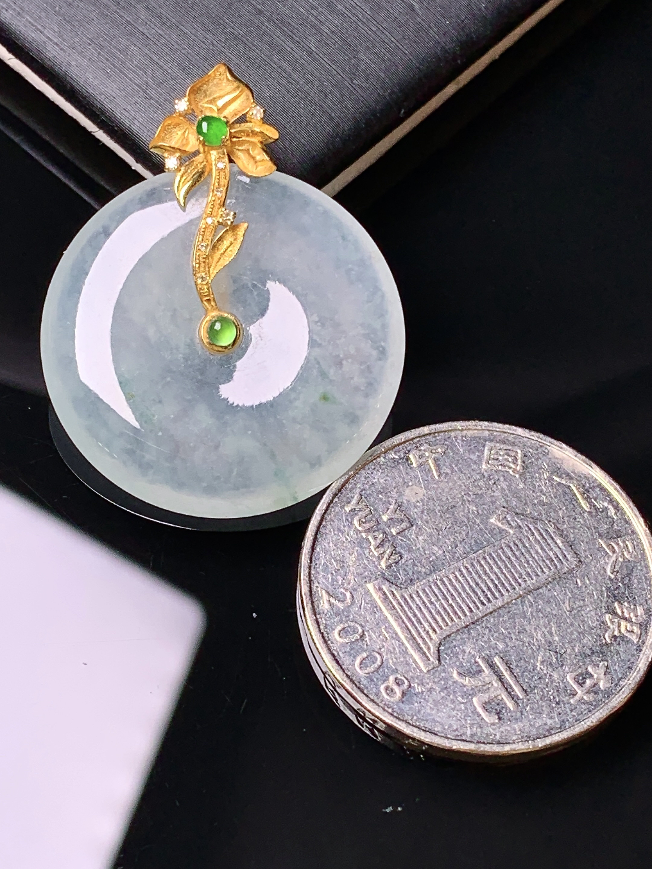 18k金钻镶嵌冰种平安扣吊坠 玉质细腻 色泽艳丽清新 水润亮眼 整体尺寸32.2*25.5*4.2zy