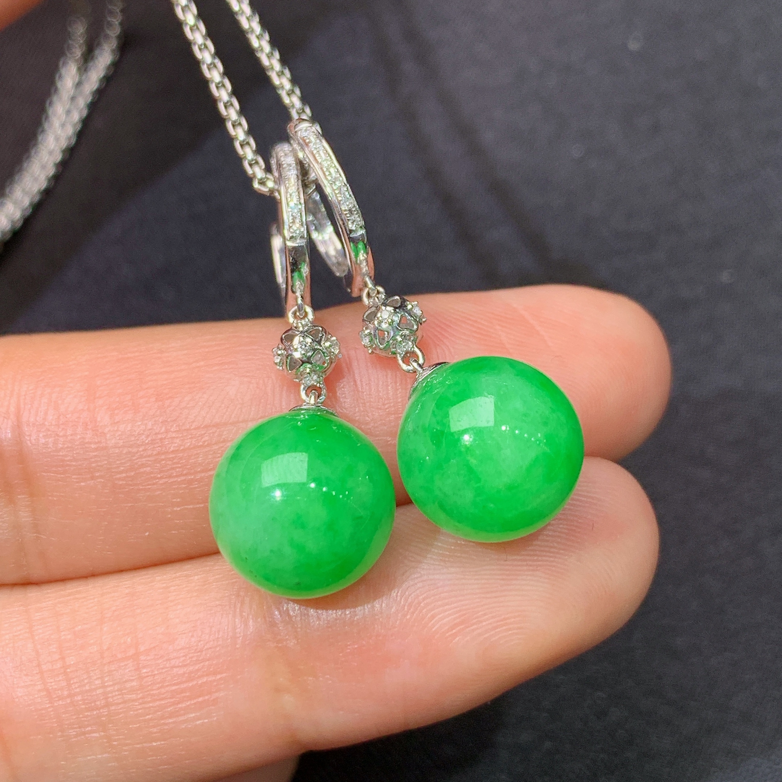 翠绿圆珠耳坠，18k金镶嵌，简约时尚，冰润色阳，种水足，Xyg 尺寸10.5