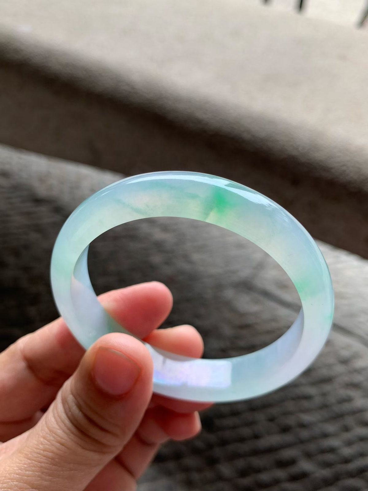 淡春彩正圈手镯尺寸55.8*12*7 老种通透，纯净细腻，胶感十足，紫绿相间，淡雅清新，上手灵气轻盈，清透感拉满！