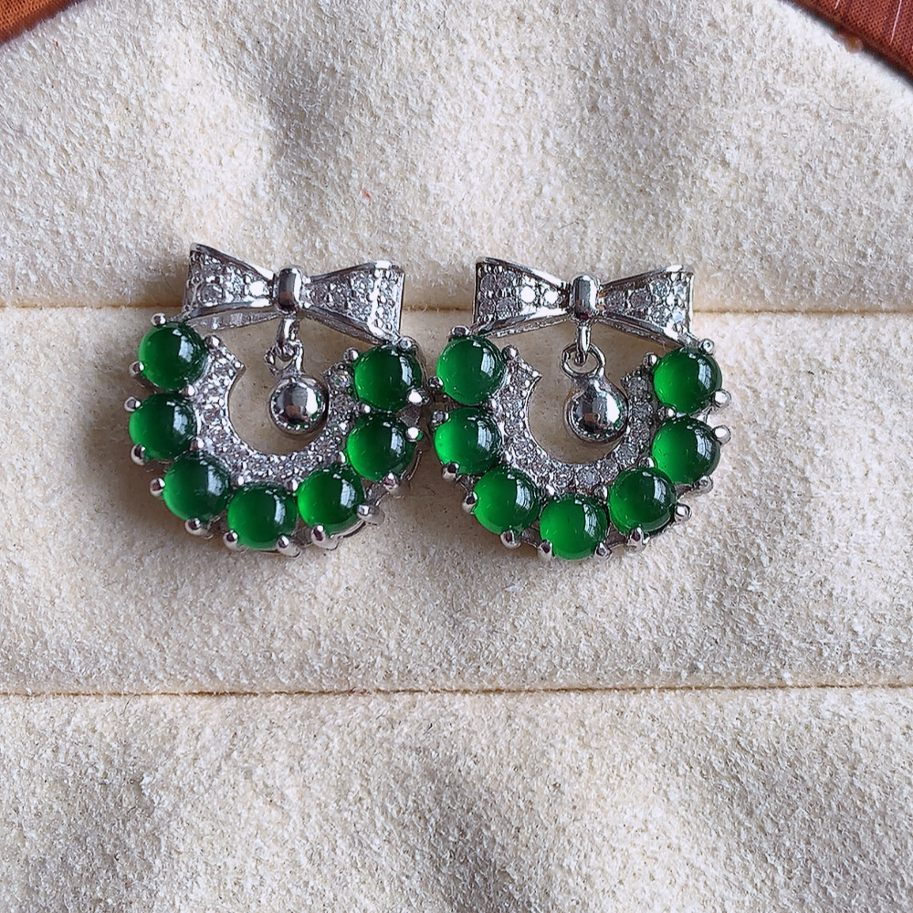 冰满绿翡翠925银镶嵌耳钉，自然光实拍，翠色灵动，颜色漂亮，种老水足，品相佳，佩戴佳品！W481.2