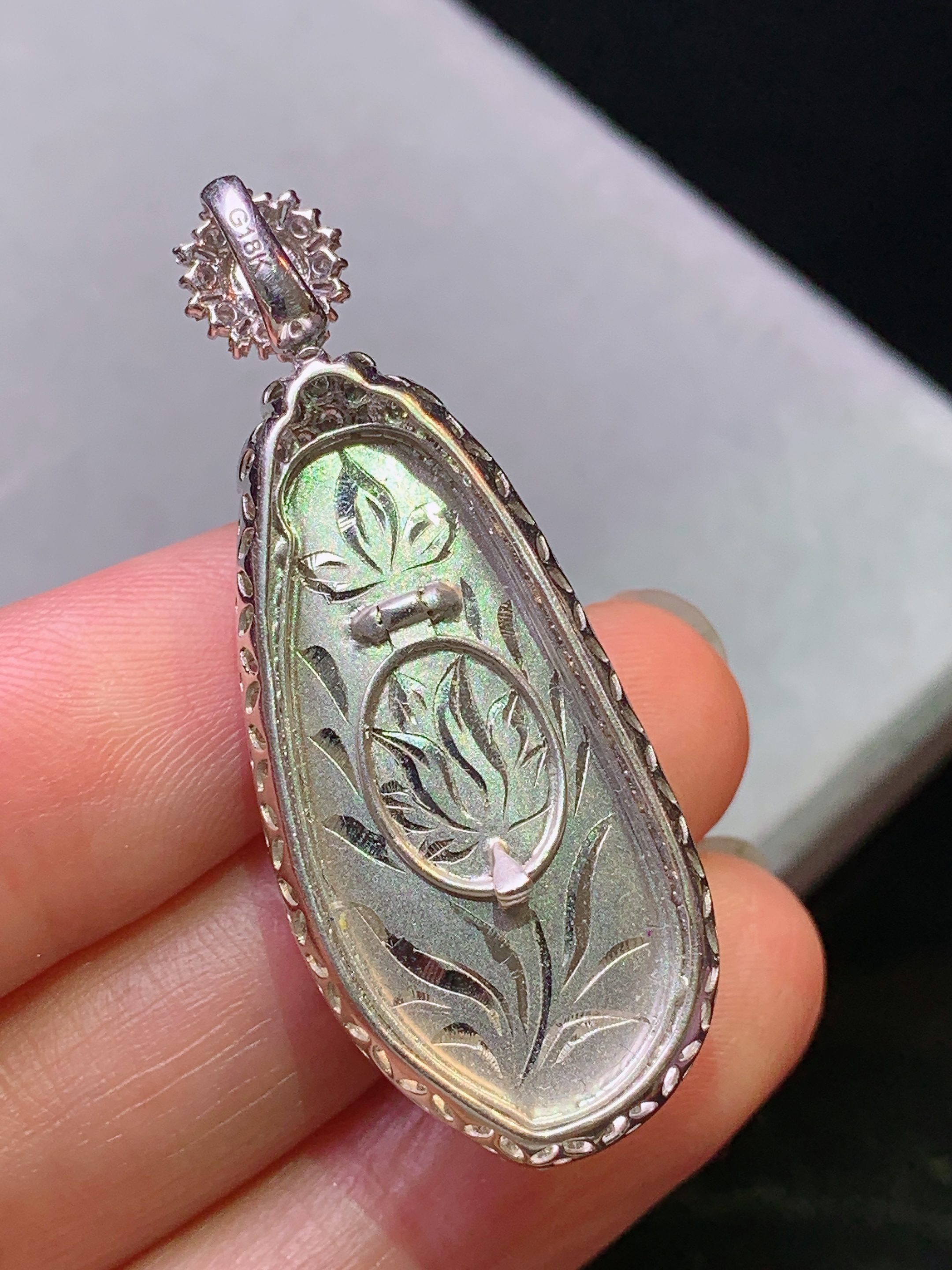 18k金钻镶嵌黄翡四季豆吊坠 玉质细腻 色泽艳丽清新 水润亮眼 整体尺寸44.2*17*10.5b1