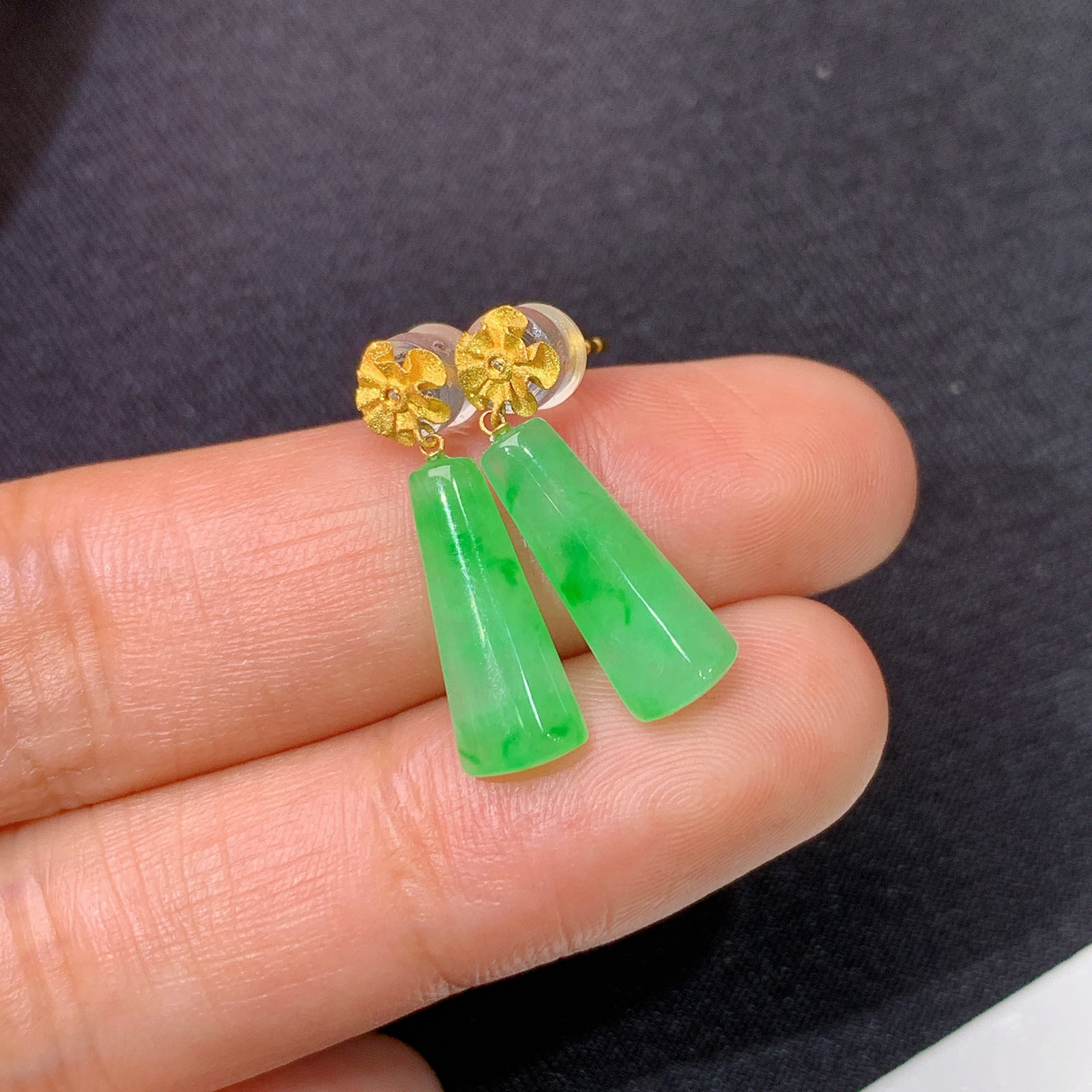 冰飘绿无事牌耳坠，18k金镶嵌，简约时尚，冰润色阳，种水足，Xyg 尺寸13.7*5.6*2.6