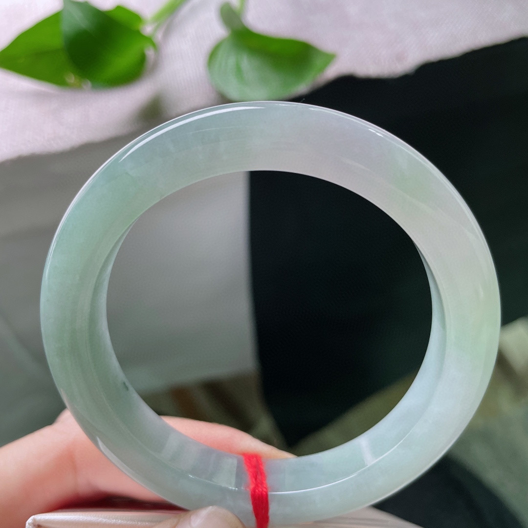 57.8/11.3/9.3绿底正圈，清润，温柔入骨，上手显白又气质。自带滤镜，无暇