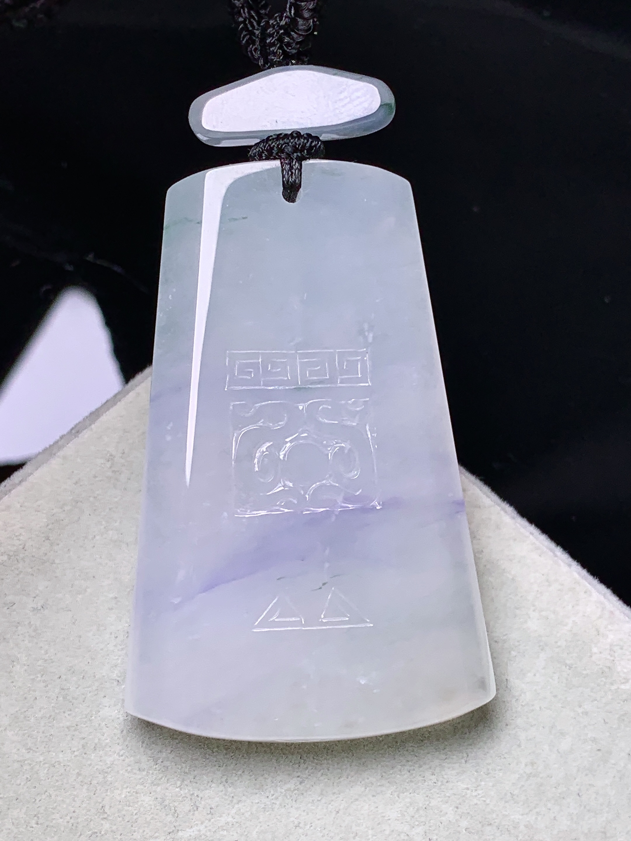 飘紫无事牌吊坠 玉质细腻 色泽艳丽清新 水润亮眼 整体尺寸47*29.5*5.6L1