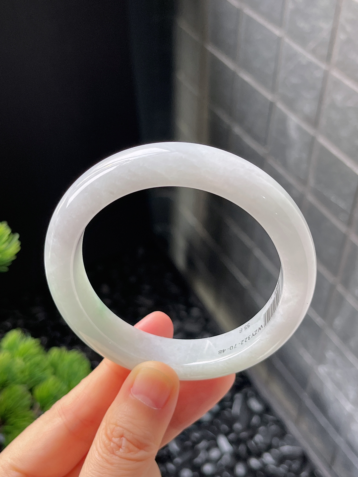 正圈55.8圈口，翡翠糯化种淡绿色手镯