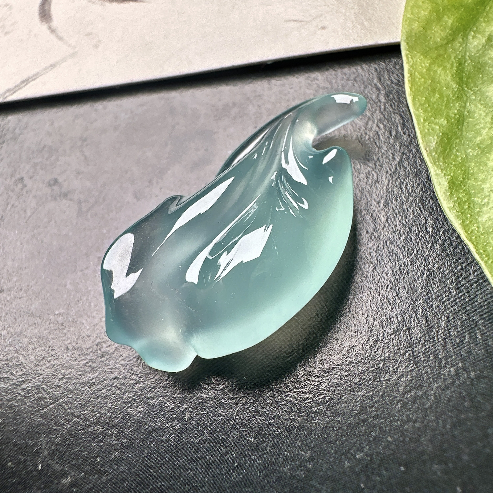 【冰种天空蓝随形裸石】随形银杏叶，质地非常细腻干净，冰润十足，种老冰透，收藏品质