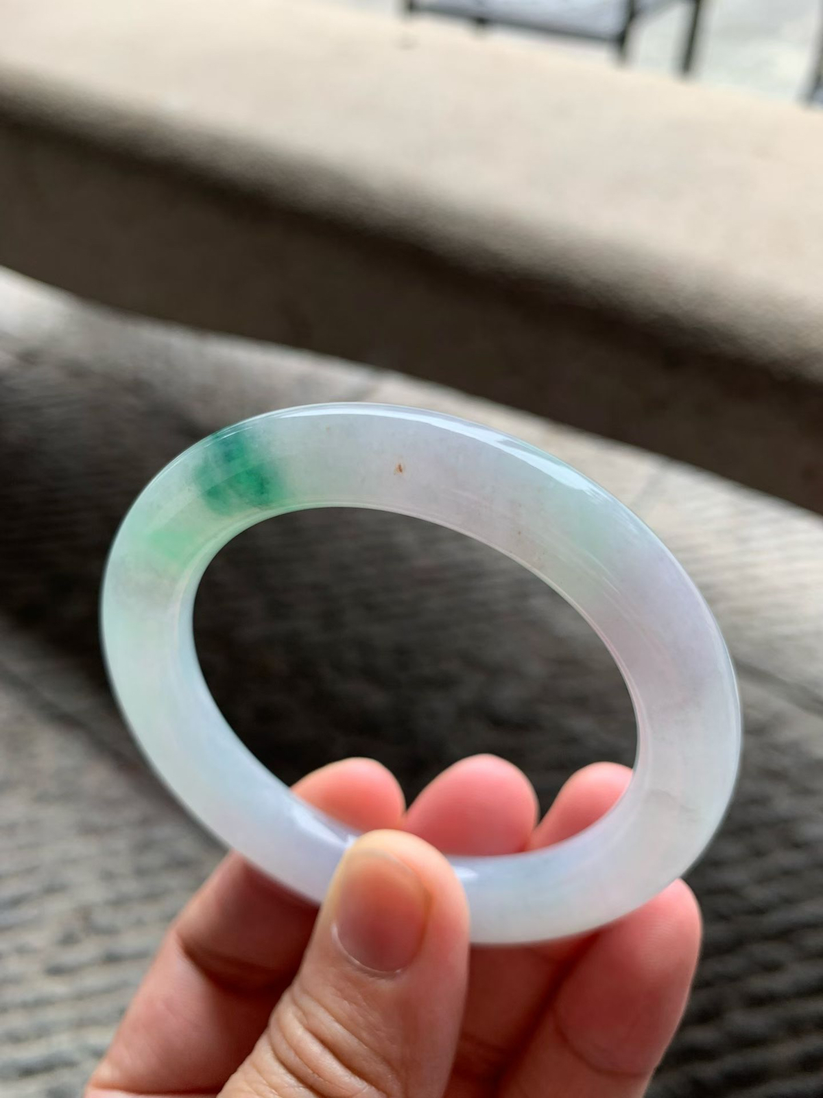 春彩圆条手镯尺寸51.5*10*10 糯化底子细腻如凝脂，淡紫底晕染着一抹鲜活绿花，像春日里的薄雾与新芽，上手温润，古典韵味拉满！