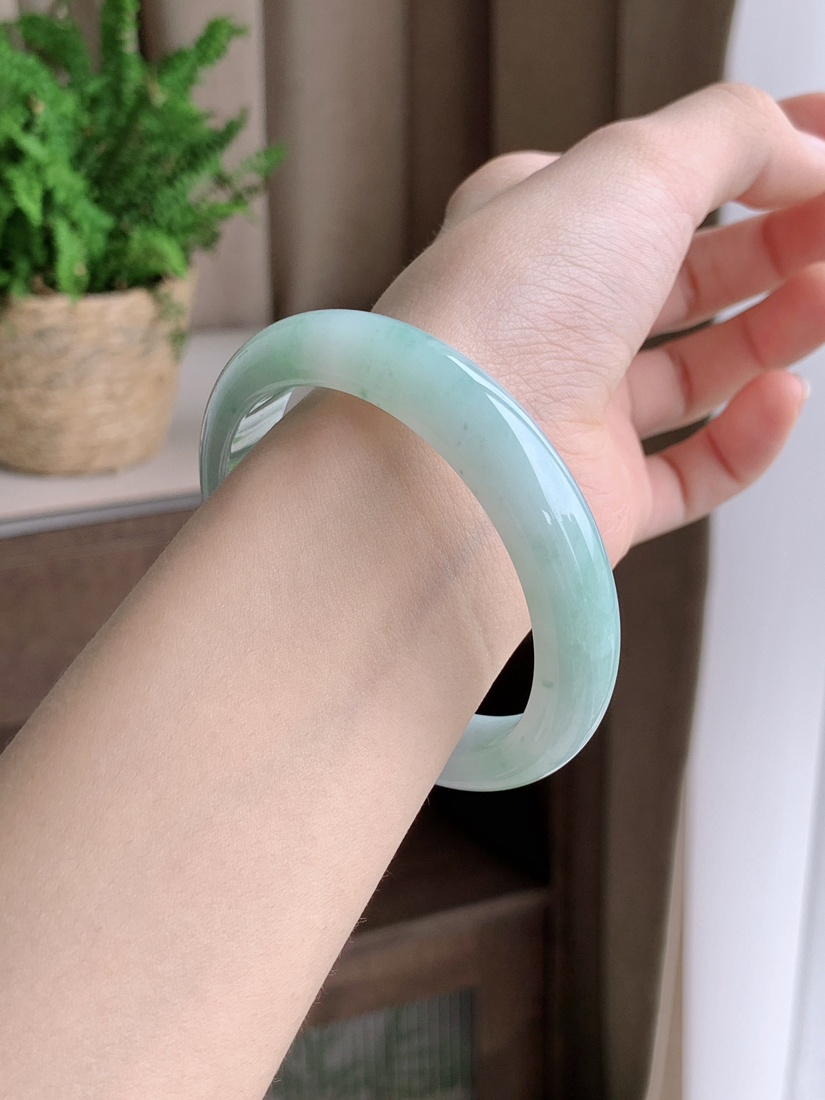 【手镯】正圈 圈口 55 56
【尺寸】55.7-11.9-7.6
【说明】冰飘花 烟雨晴水 种老细腻 缅甸A货翡翠 完美