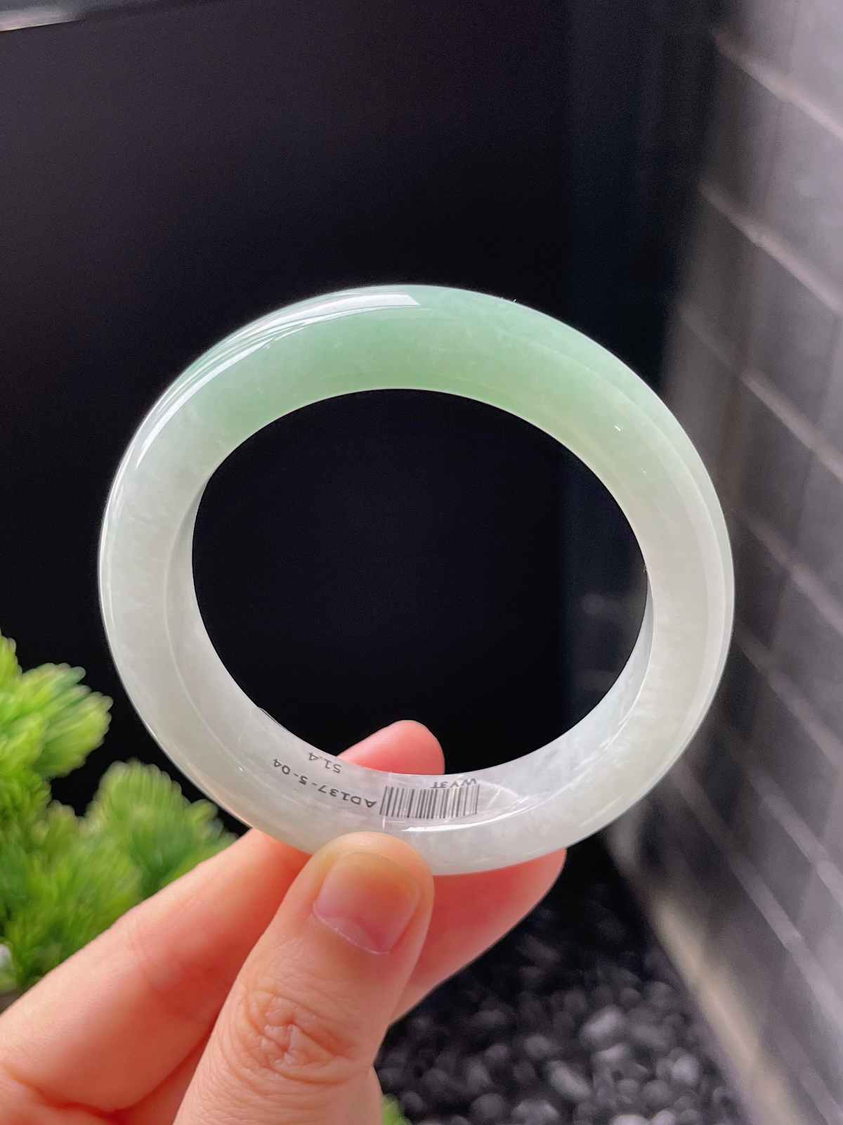 正圈51.4圈口，翡翠冰糯种淡绿色手镯