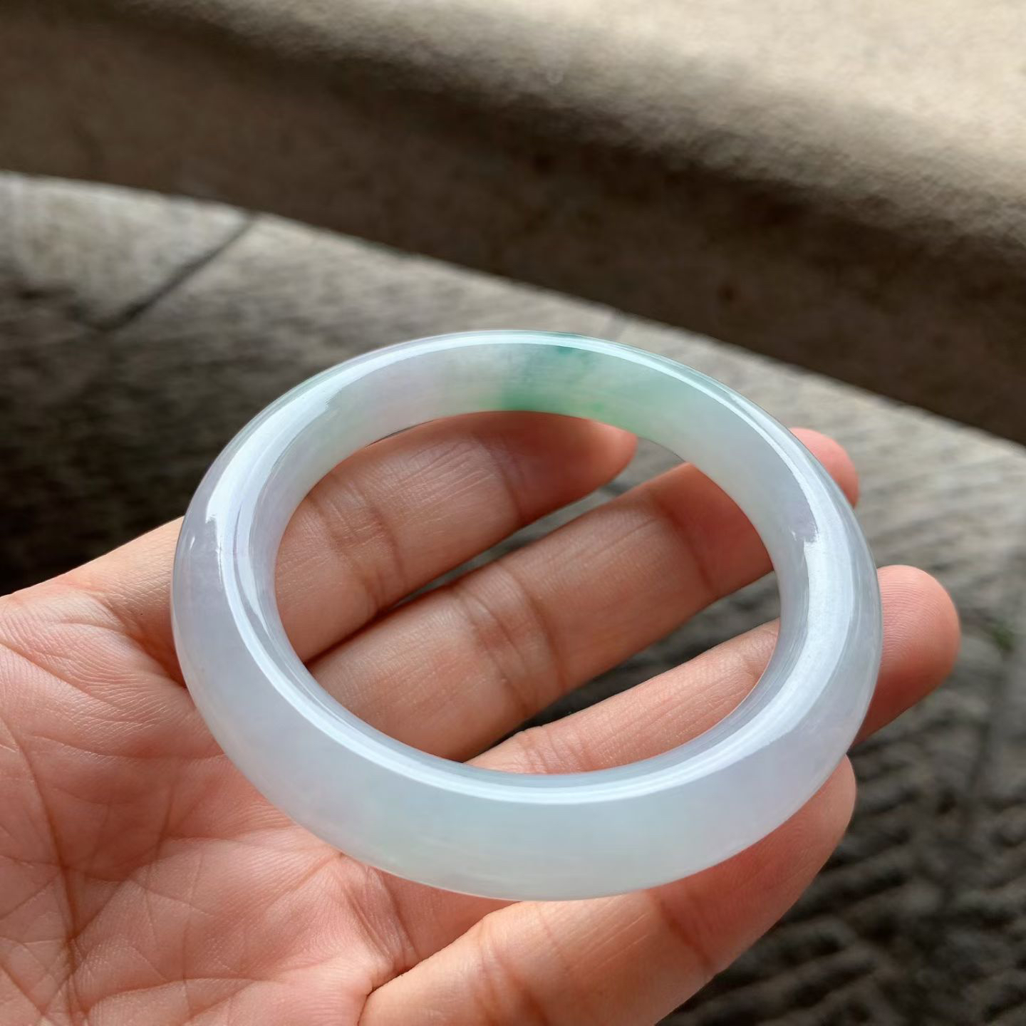 春彩圆条手镯尺寸51.5*10*10 糯化底子细腻如凝脂，淡紫底晕染着一抹鲜活绿花，像春日里的薄雾