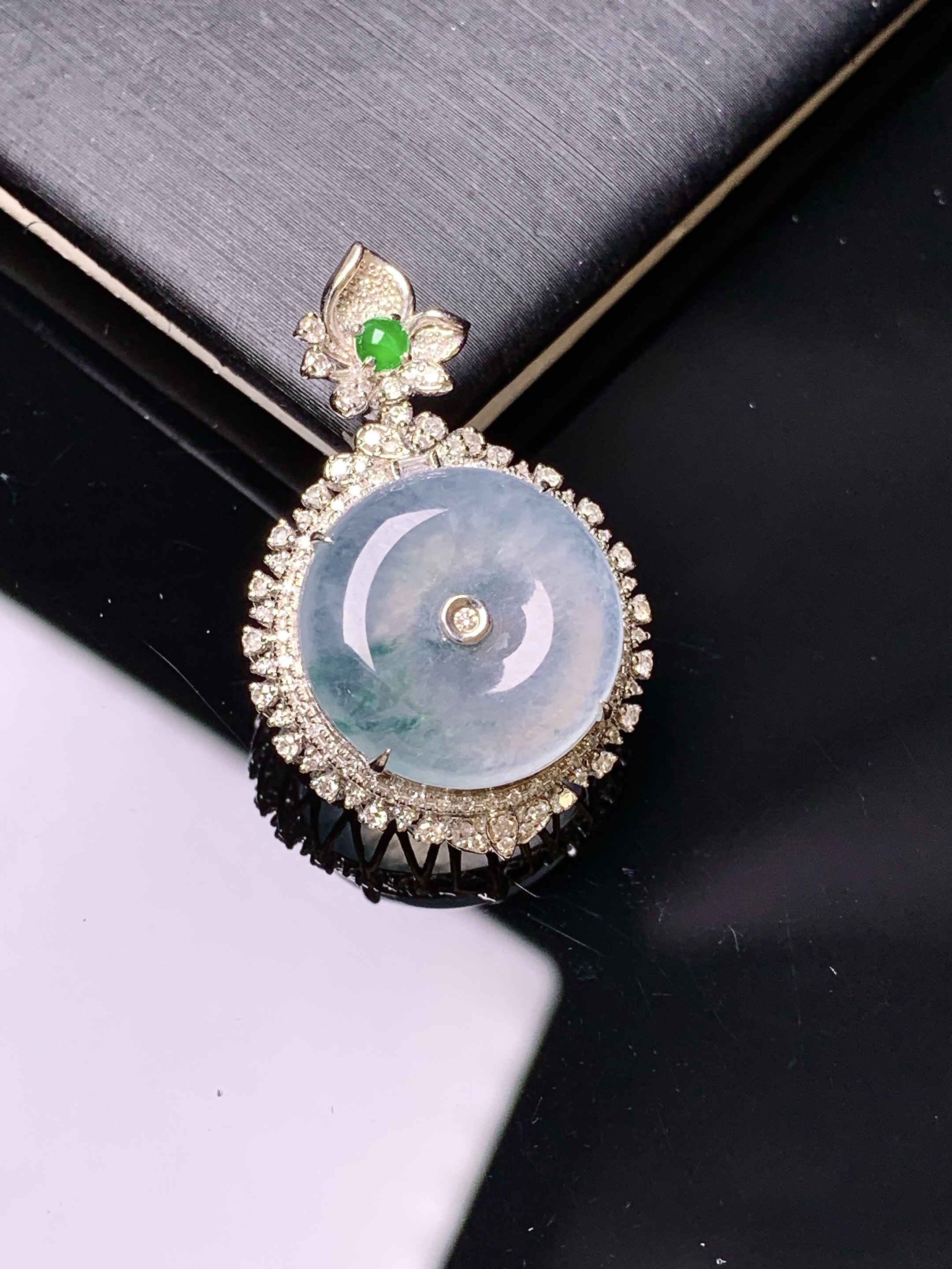 18k金钻镶嵌冰种平安扣吊坠 玉质细腻 色泽艳丽清新 水润亮眼 整体尺寸29.5*19.3*8.6y4