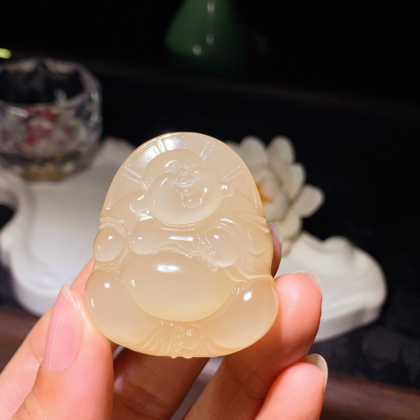 和田玉冰低起荧光藕粉佛引福来挂件。尺寸43/36/20重50克，玉质细腻油润 脂粉好，品质好！lt260323