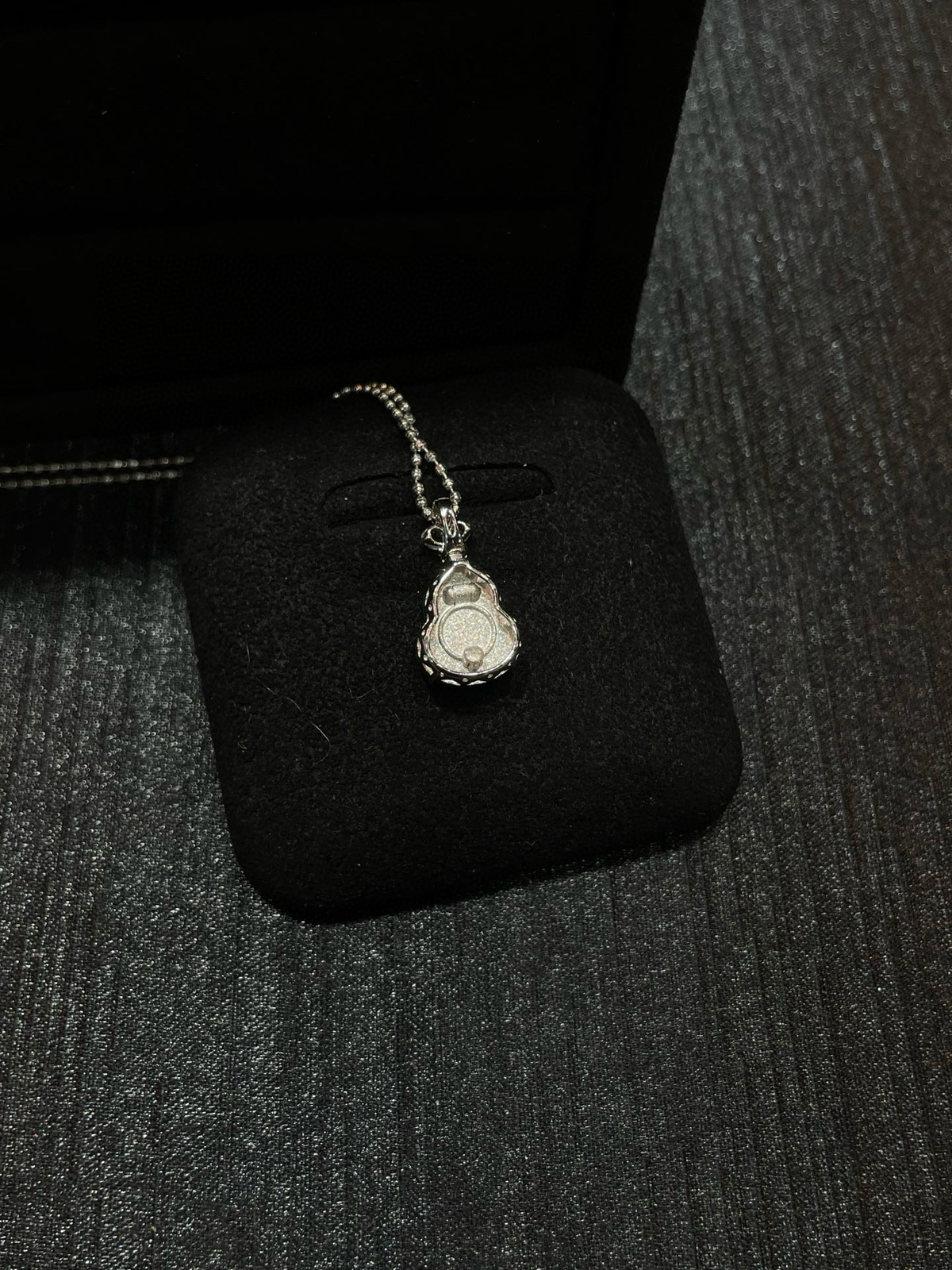 满色 正阳绿 mini葫芦吊坠

18k金简镶嵌