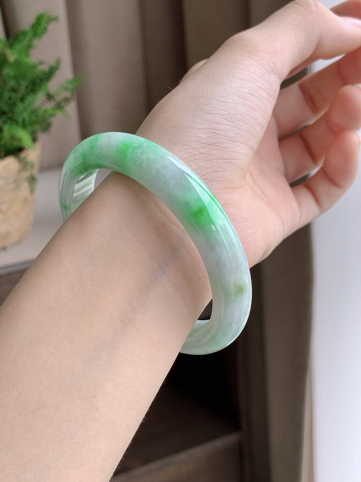 【手镯】正圈 圈口 55 56
【尺寸】56-10.9-7.8
【说明】飘绿花 冰飘花 金丝绿 白底青 种老细腻 缅甸A货翡翠 完美