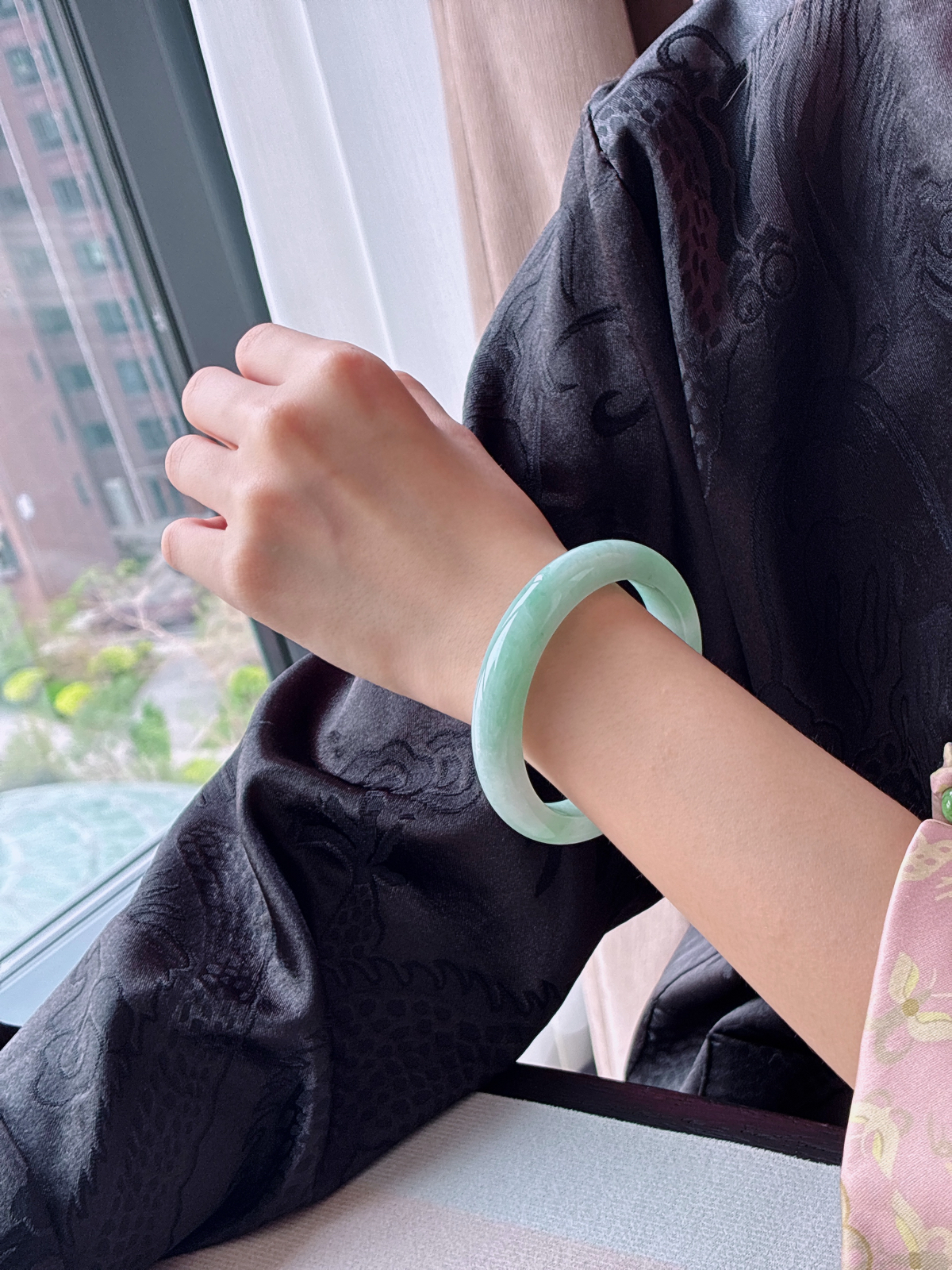 【手镯】正圈 圈口 55 56
【尺寸】55.7-11.9-7.6
【说明】冰飘花 烟雨晴水 种老细腻 缅甸A货翡翠 完美