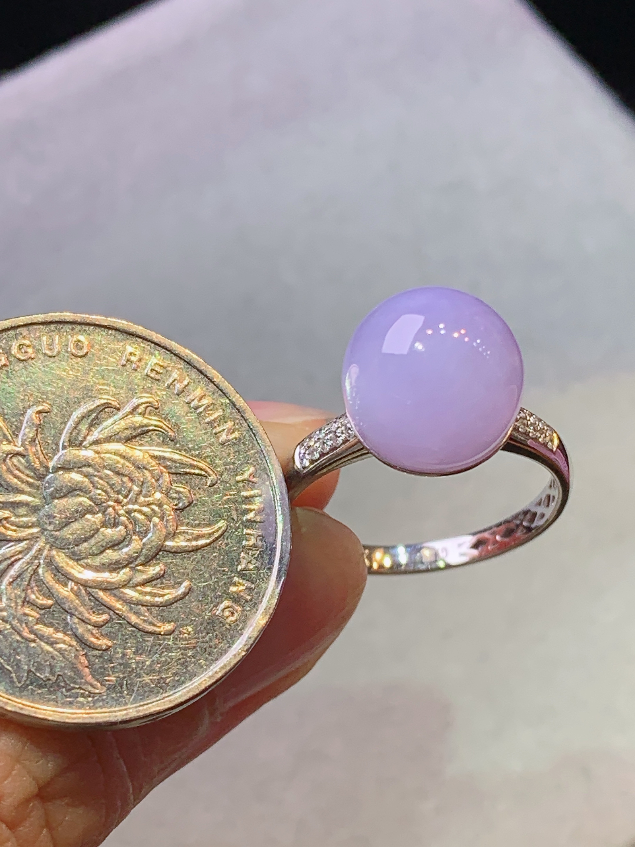 18k金钻镶嵌紫罗兰圆珠戒指 玉质细腻 色泽艳丽清新 水润亮眼 圈口13.5 整体尺寸10.5 b1