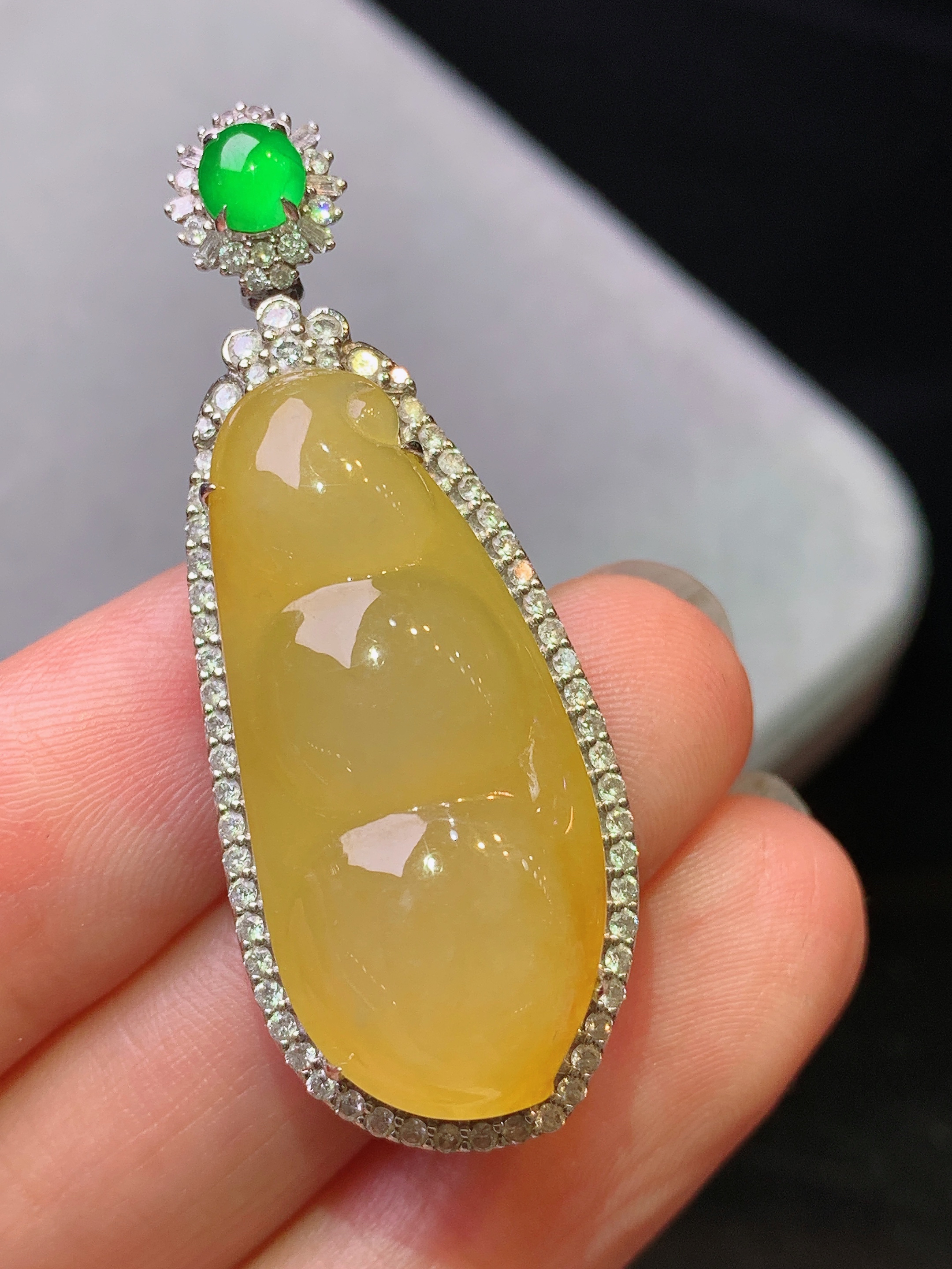 18k金钻镶嵌黄翡四季豆吊坠 玉质细腻 色泽艳丽清新 水润亮眼 整体尺寸44.2*17*10.5b1