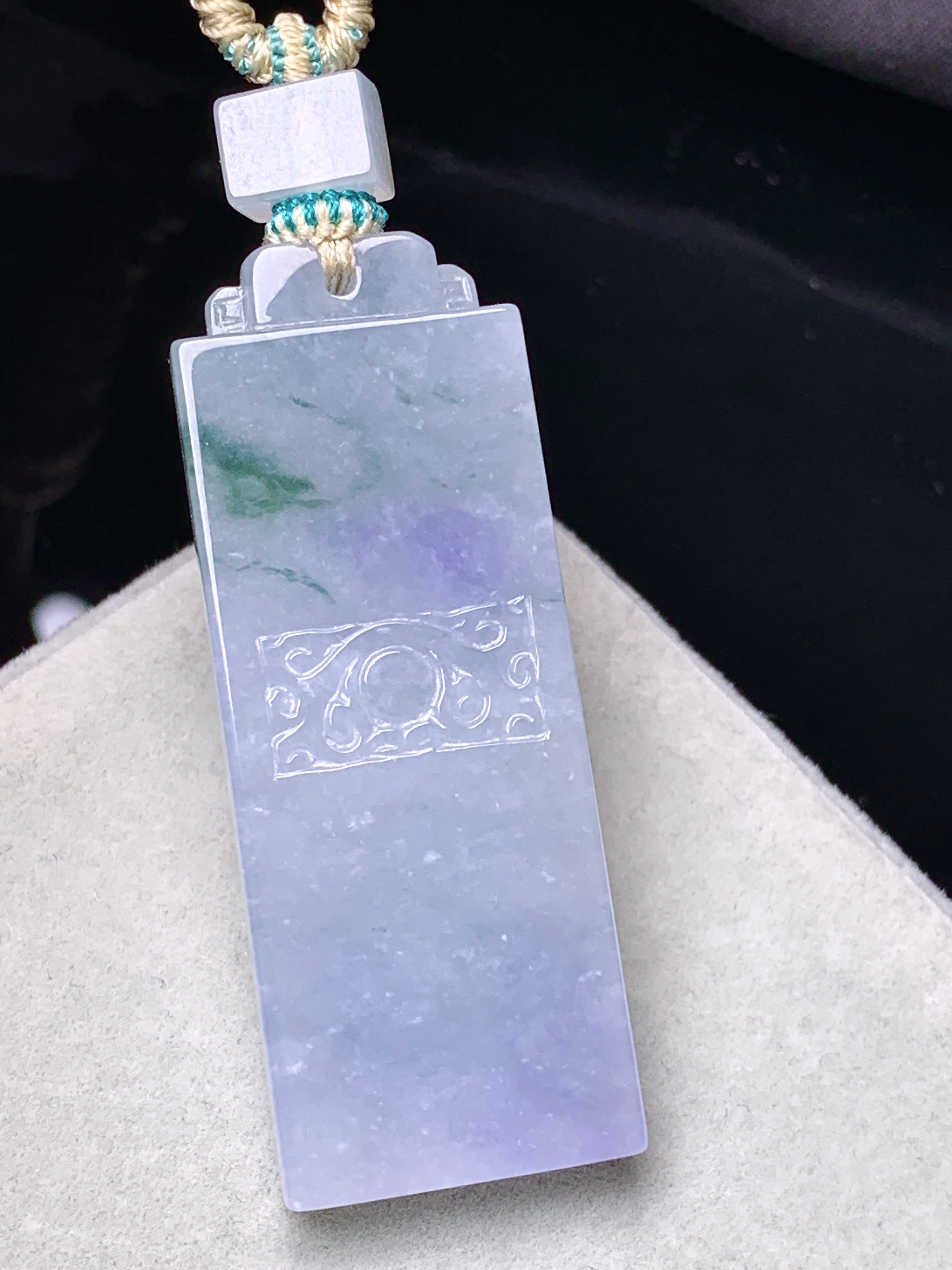 紫罗兰飘绿无事牌吊坠 玉质细腻 色泽艳丽清新 水润亮眼 整体尺寸47*17.8*5L1