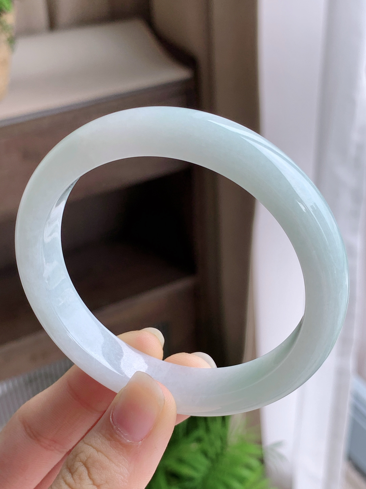 【手镯】正圈 圈口 60 61
【尺寸】60.6-12.4-8
【说明】白冰 糯冰奶白 种老细腻 缅甸A货翡翠 完美