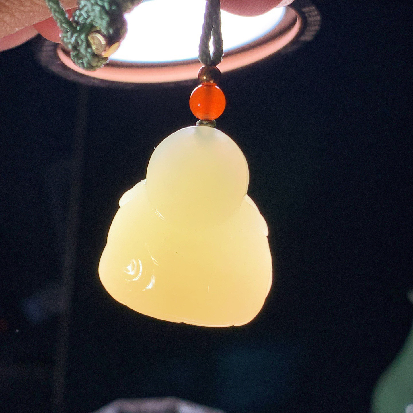 1新疆和田玉若羌黄口料佛引福来挂件尺寸27/25/14重14.5克 玉质细腻油润 底色纯净 脂粉好，品质好。lt260323