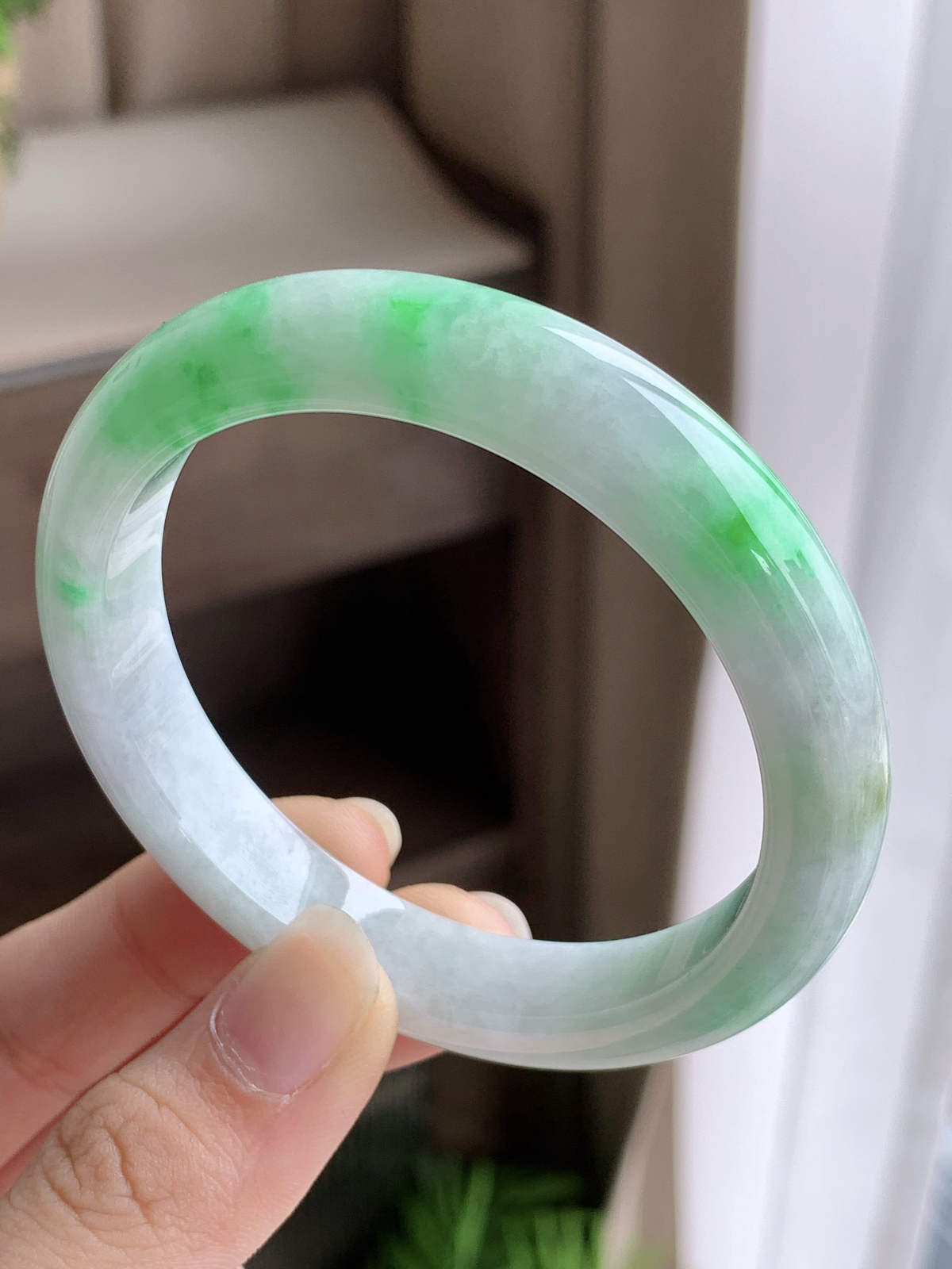 【手镯】正圈 圈口 55 56
【尺寸】56-10.9-7.8
【说明】飘绿花 冰飘花 金丝绿 白底青 种老细腻 缅甸A货翡翠 完美