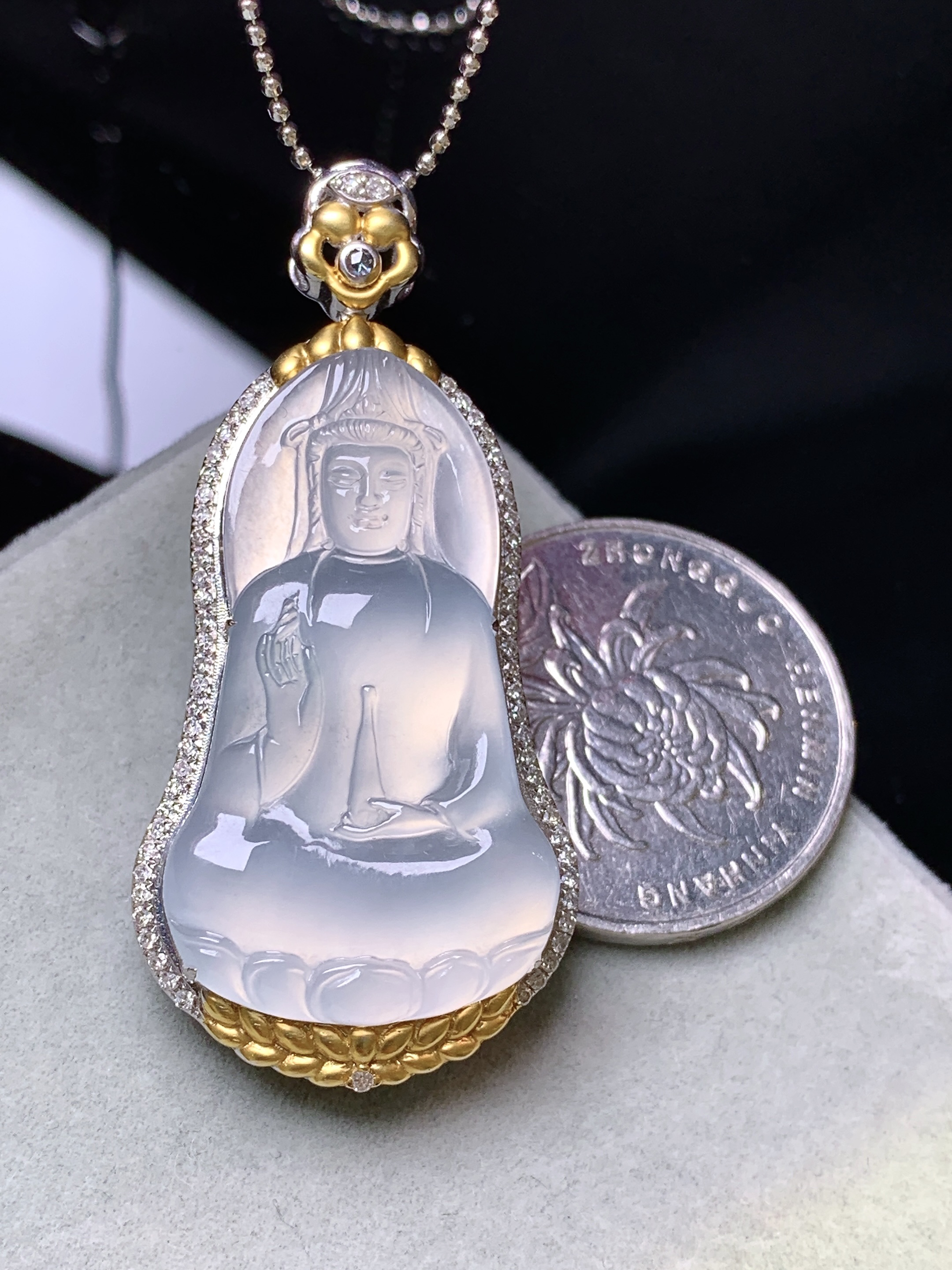 18k金钻镶嵌冰种观音菩萨吊坠 玉质细腻 色泽艳丽清新 水润亮眼 整体尺寸47.5*25.5*9y4