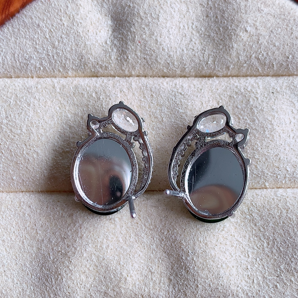 冰满绿翡翠925银镶嵌耳钉，自然光实拍，翠色灵动，颜色漂亮，种老水足，品相佳，佩戴佳品！W481.21  取一整体尺寸：17.3-12.2-4.9mm  裸石尺寸：12-9.5mm