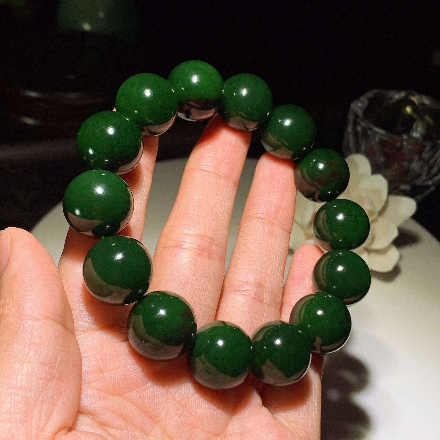 和田玉七号矿红皮料菠菜绿俄罗斯碧玉圆珠手串。单颗尺寸16！玉质细腻油润 底色纯净 脂粉好，品质好。lt260323