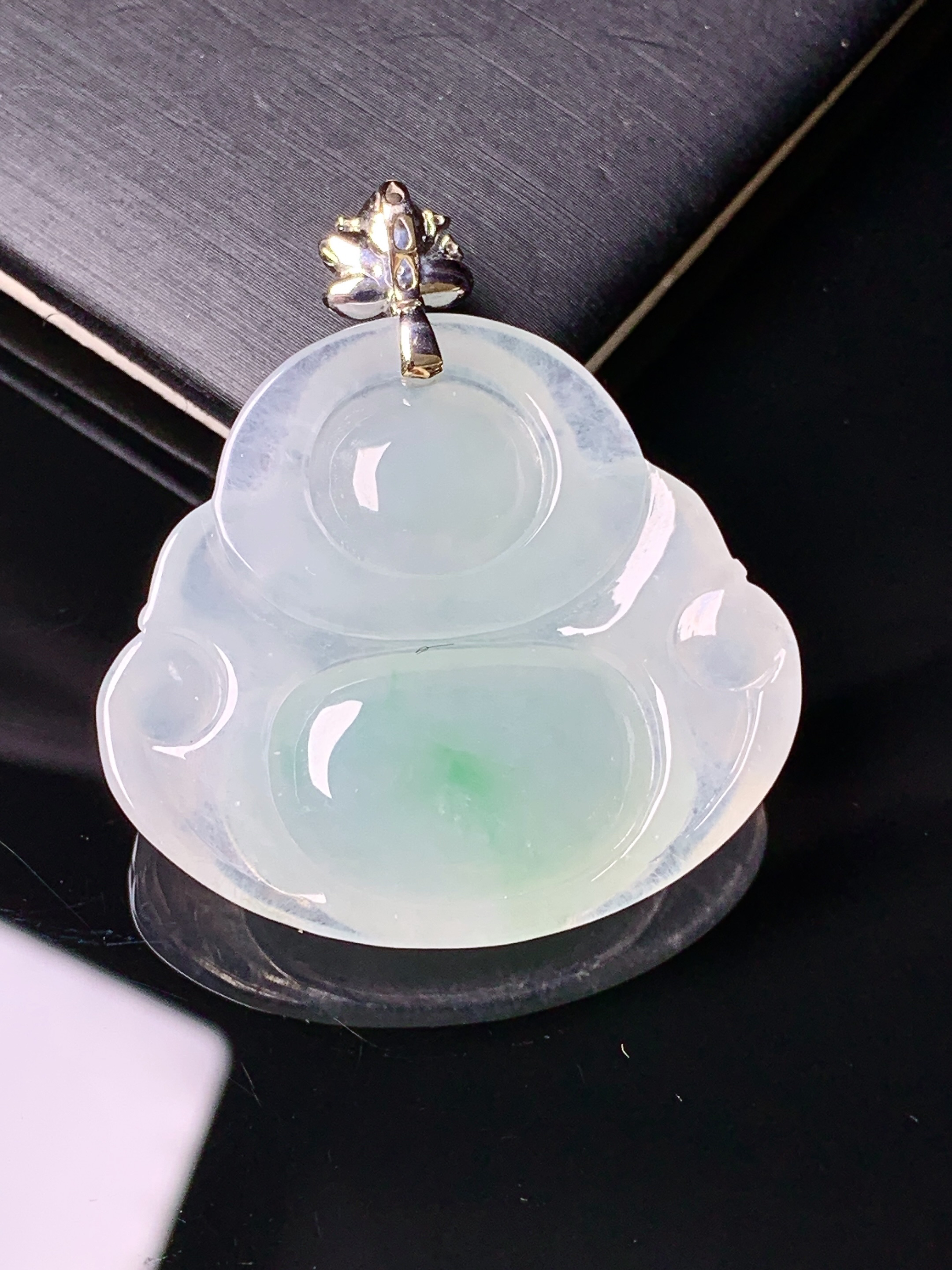 18k金钻镶嵌飘绿佛公吊坠 玉质细腻 色泽艳丽清新 水润亮眼 整体尺寸38.8*33.5*6.8x1