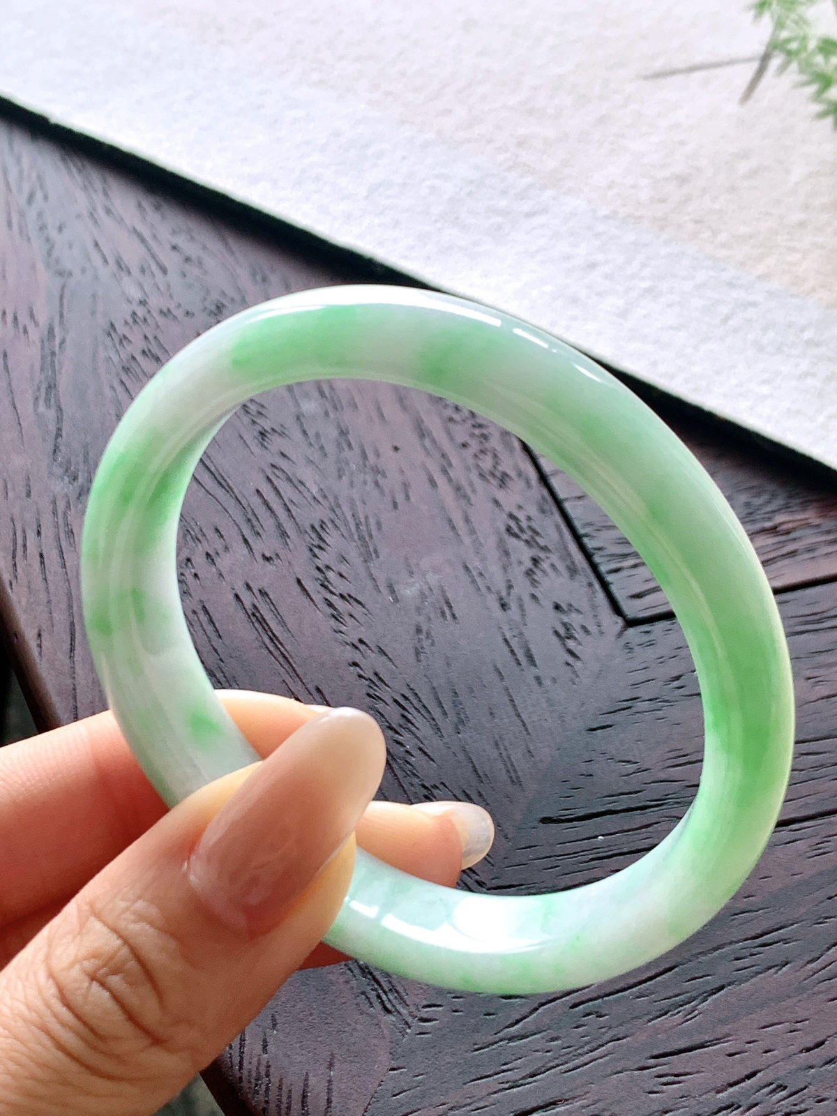 【手镯】️贵妃 圈口 55 56
【尺寸】57.5-49.5-11.3-6.8
【说明】翠烟绕镯 飘绿花 冰飘花 种老细腻 缅甸A货翡翠 完美