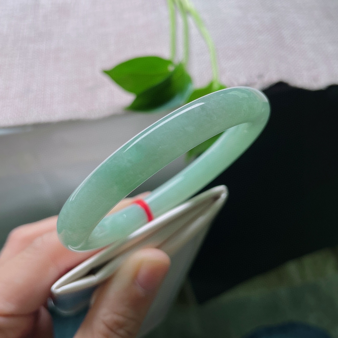 56.3/9.5，晴绿圆条，无暇