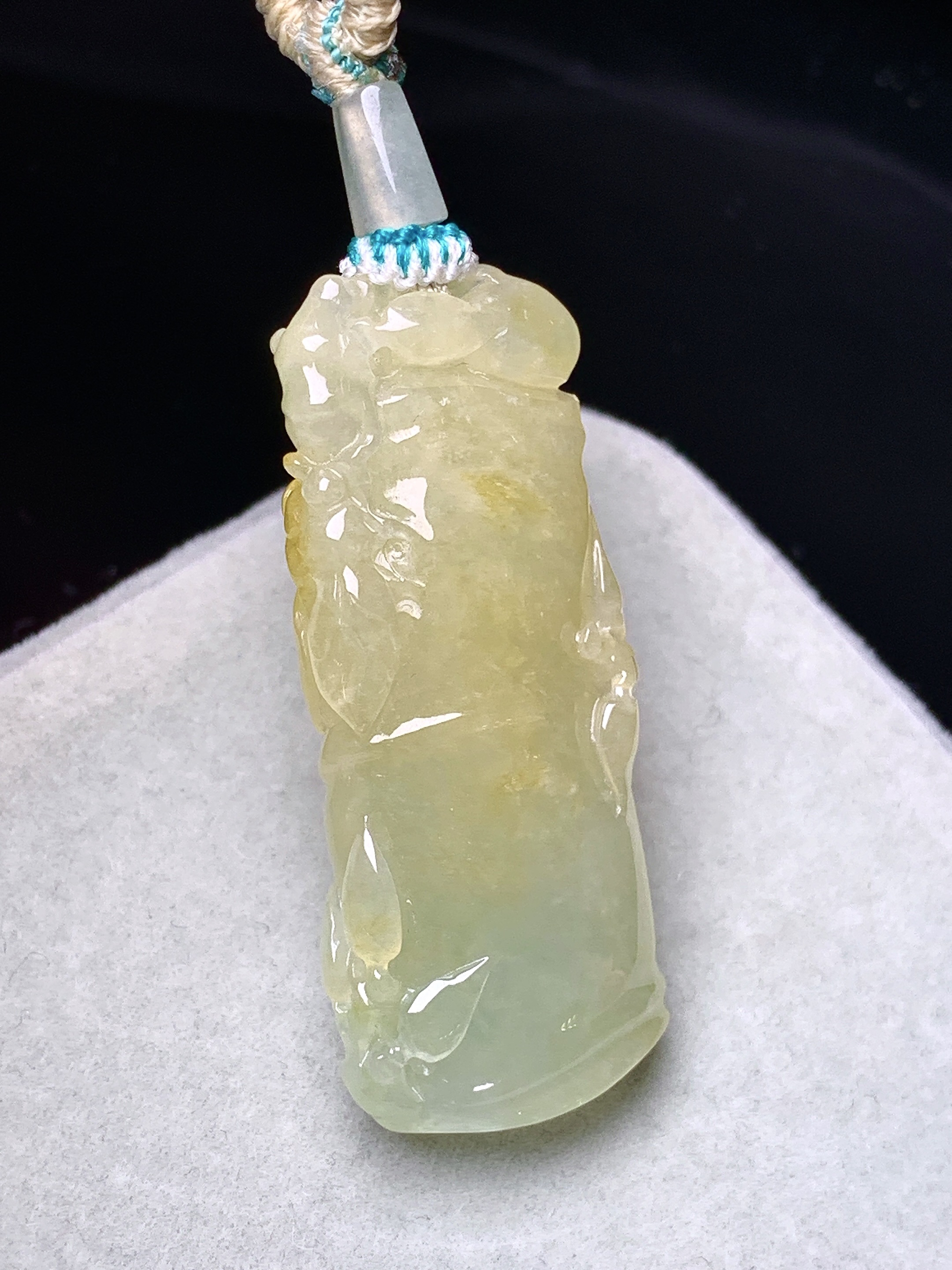 冰黄翡竹节牌子吊坠 玉质细腻 色泽艳丽清新 水润亮眼 整体尺寸39.8*16.6*6.8L1