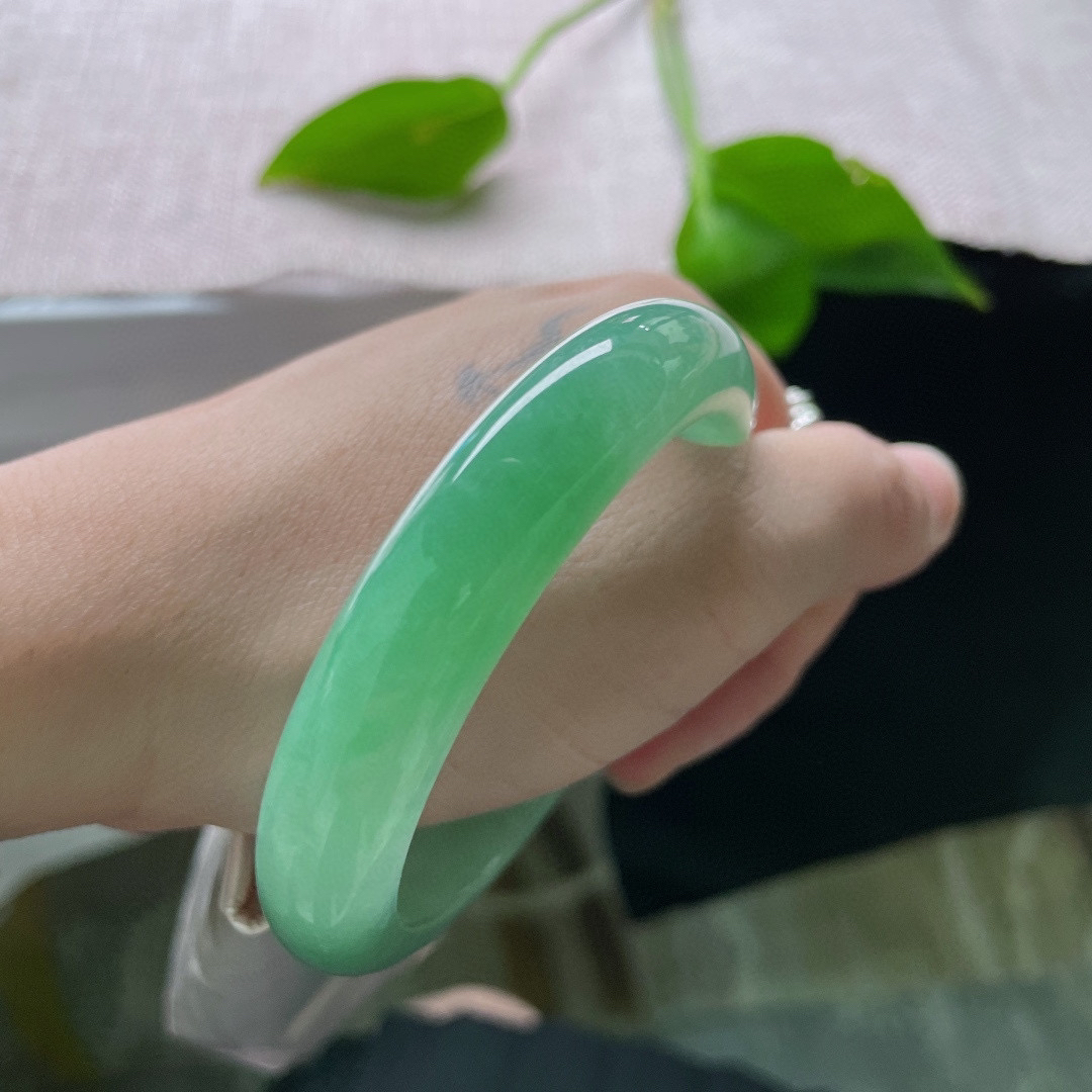 55.8/12.1/7.9，苹果绿正圈，色泽清甜可人，显白又减龄，种老，无纹裂