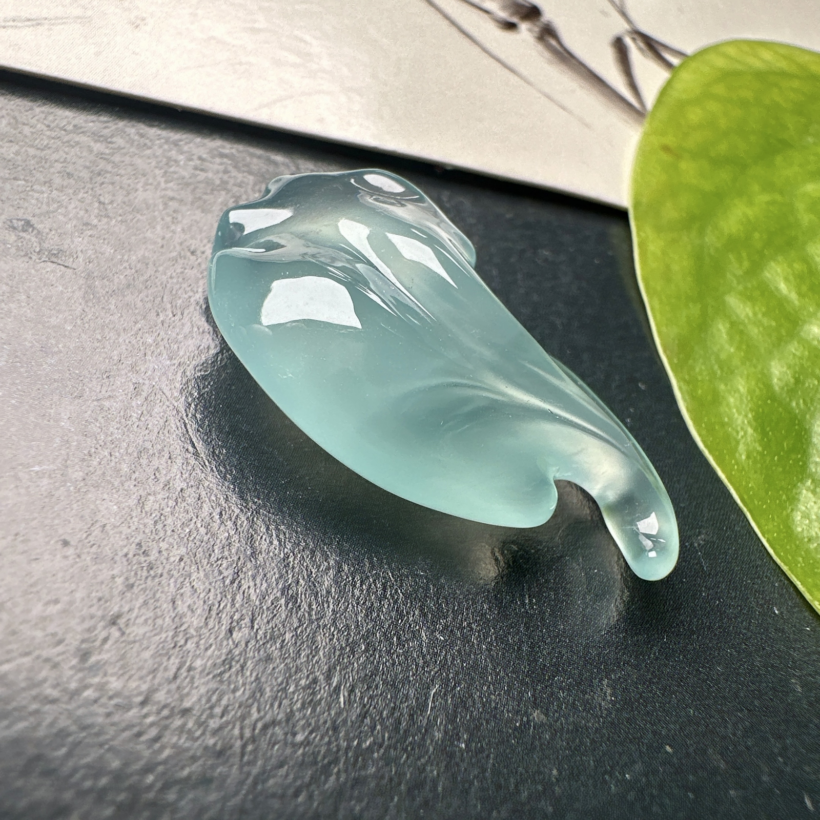 【冰种天空蓝随形裸石】随形银杏叶，质地非常细腻干净，冰润十足，种老冰透，收藏品质