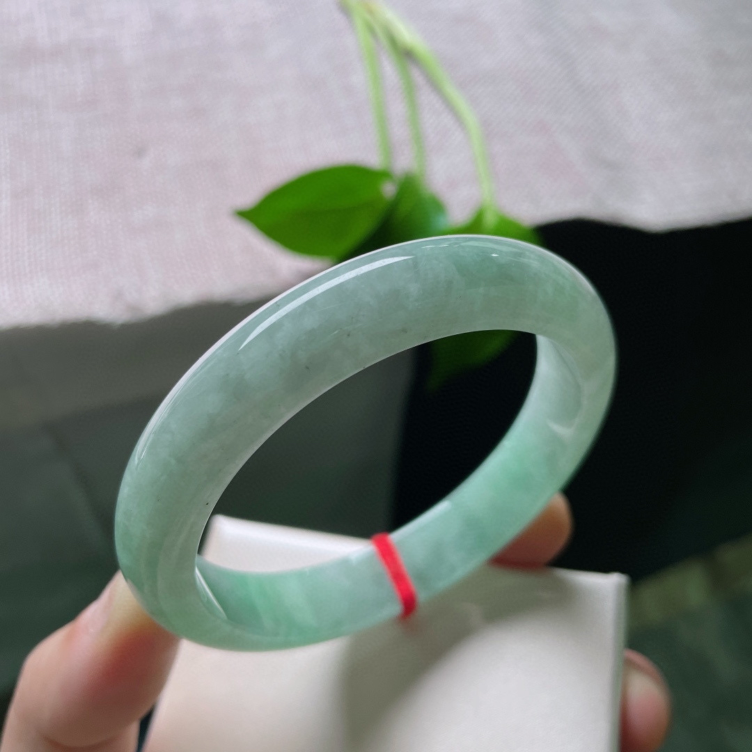 57/11.9/7.6，绿底正圈，水润，上手减龄，显气质，完美。