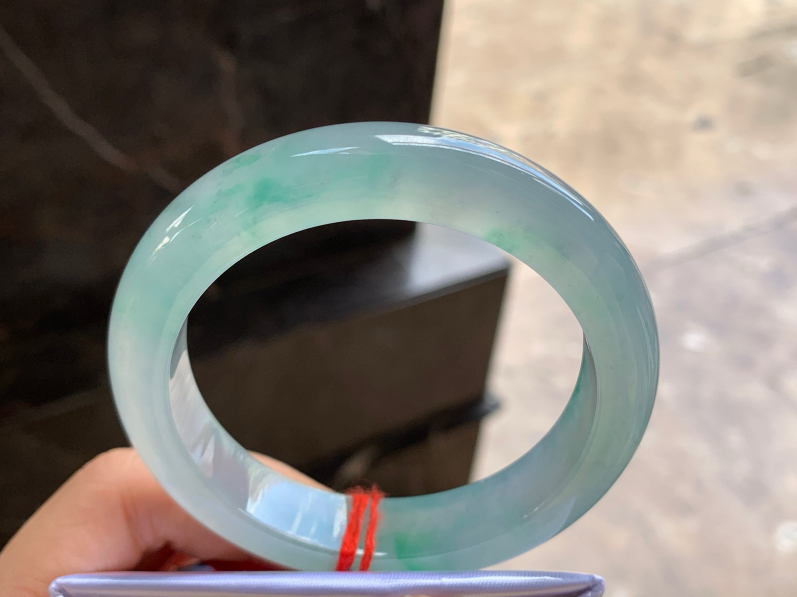 57-13-9.2

冰种飘绿手镯^_^透亮