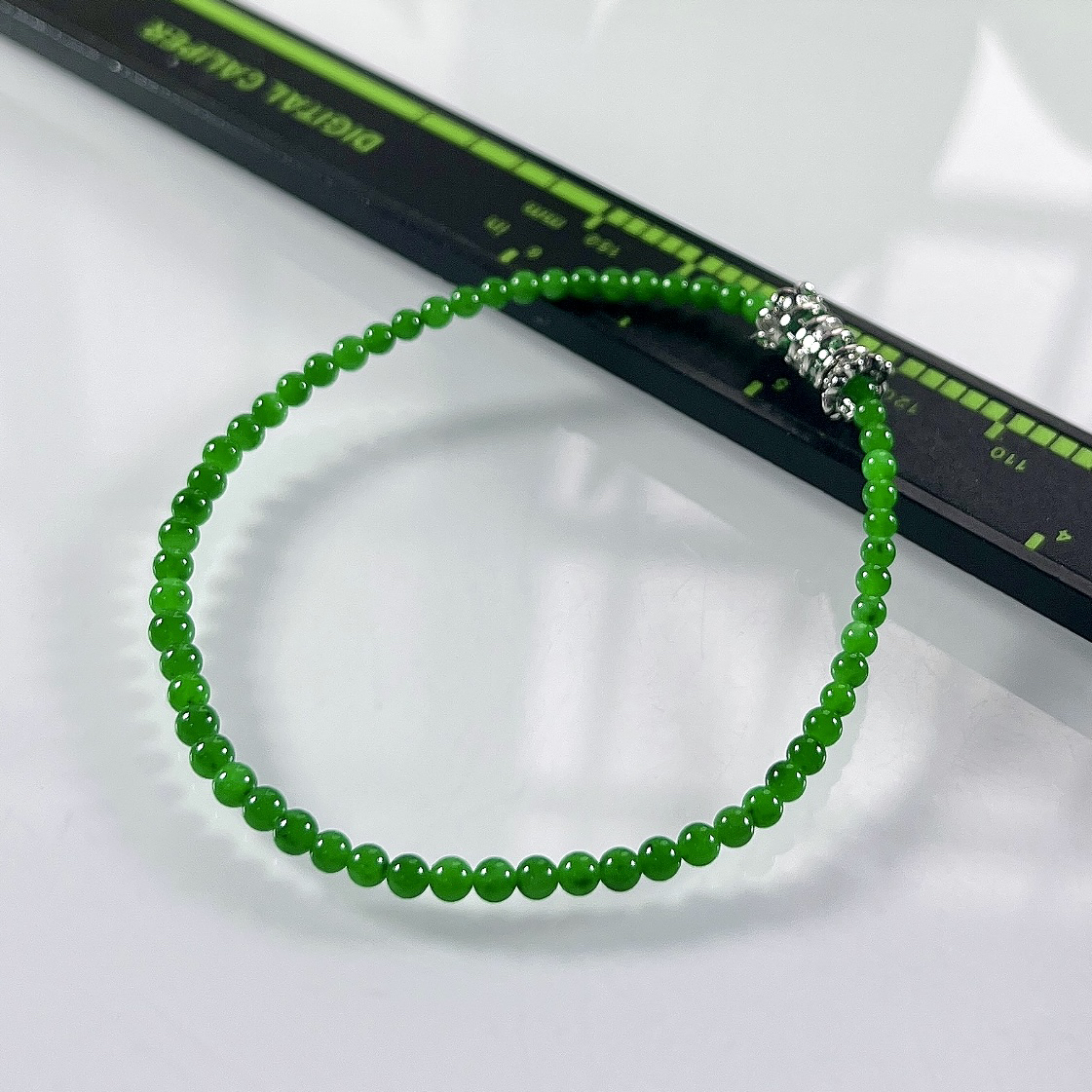 收藏级别，缅甸天然翡翠A货，卡3冰种满绿正阳绿小米珠小圆珠手串手链，尺寸：3mm/61颗，长度170mm，重量：3.41g