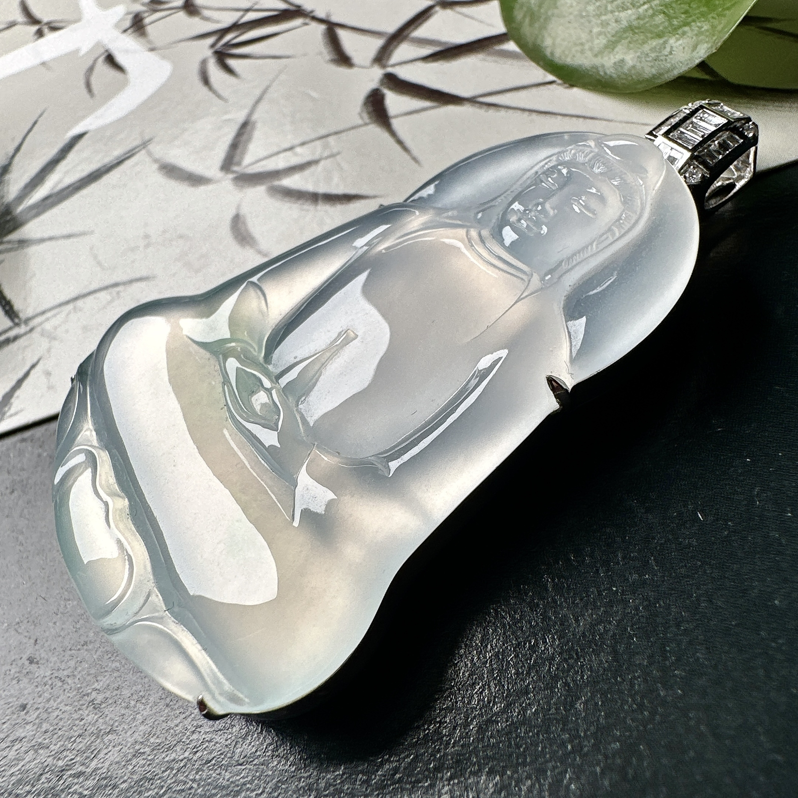 【冰种飘花素衣观音】质地细腻，通透度上佳，冰感十足，适合佩戴，收藏品质，18k金钻镶嵌，裸石尺寸54.5*37.6*4.8毫米