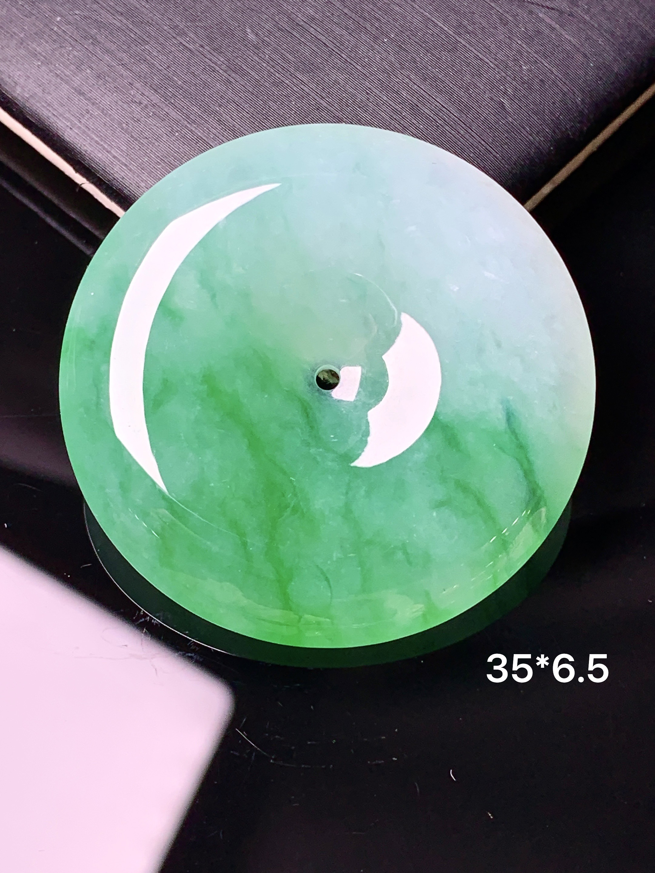 飘绿平安扣吊坠 玉质细腻 色泽艳丽清新 水润亮眼 整体尺寸36*6.5x1