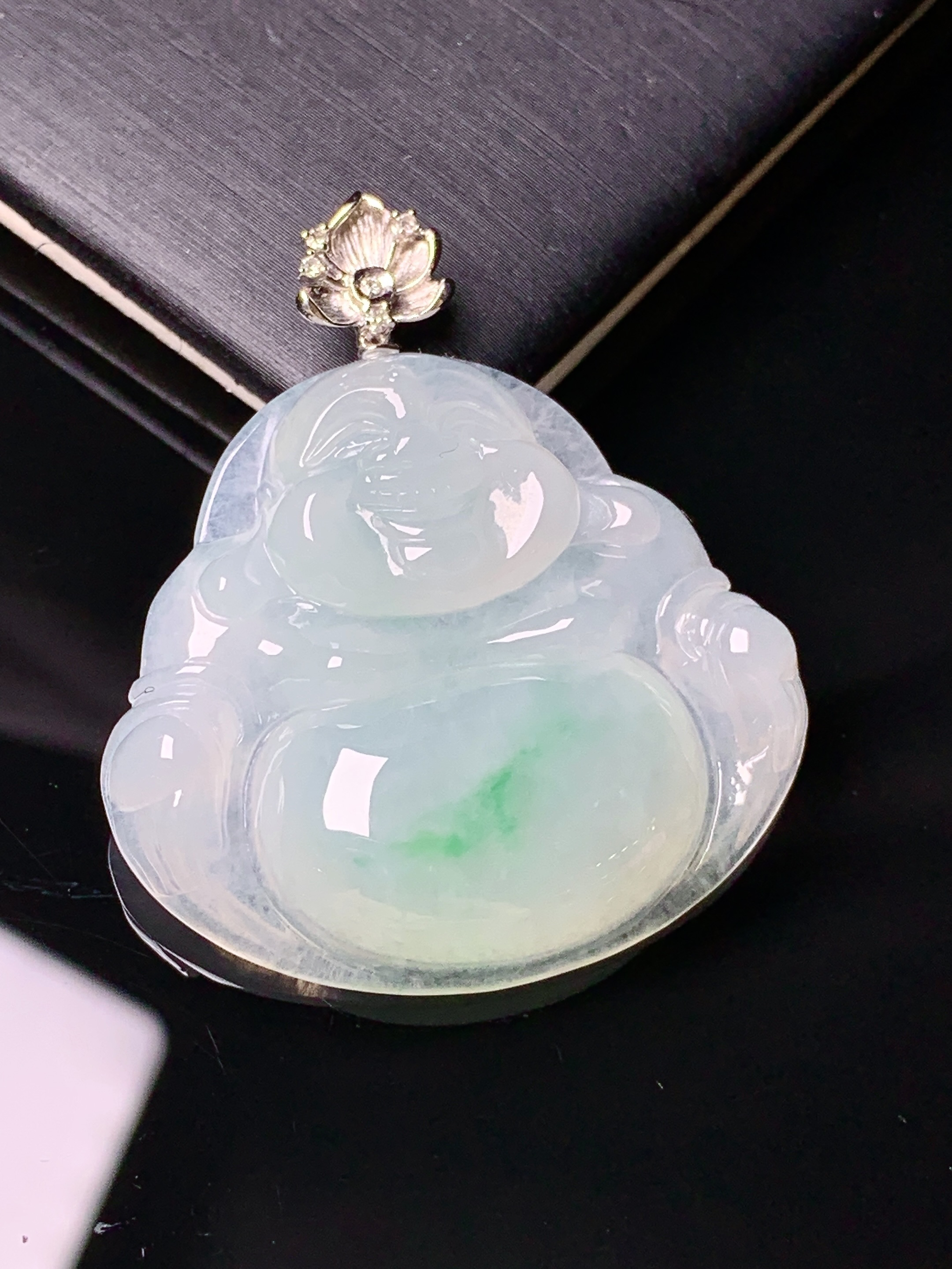 18k金钻镶嵌飘绿佛公吊坠 玉质细腻 色泽艳丽清新 水润亮眼 整体尺寸38.8*33.5*6.8x1