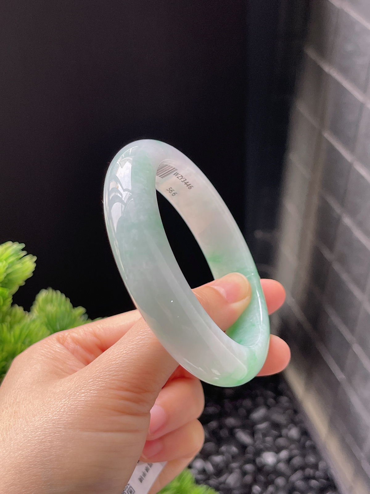 正圈56.6圈口，翡翠糯化种飘绿手镯