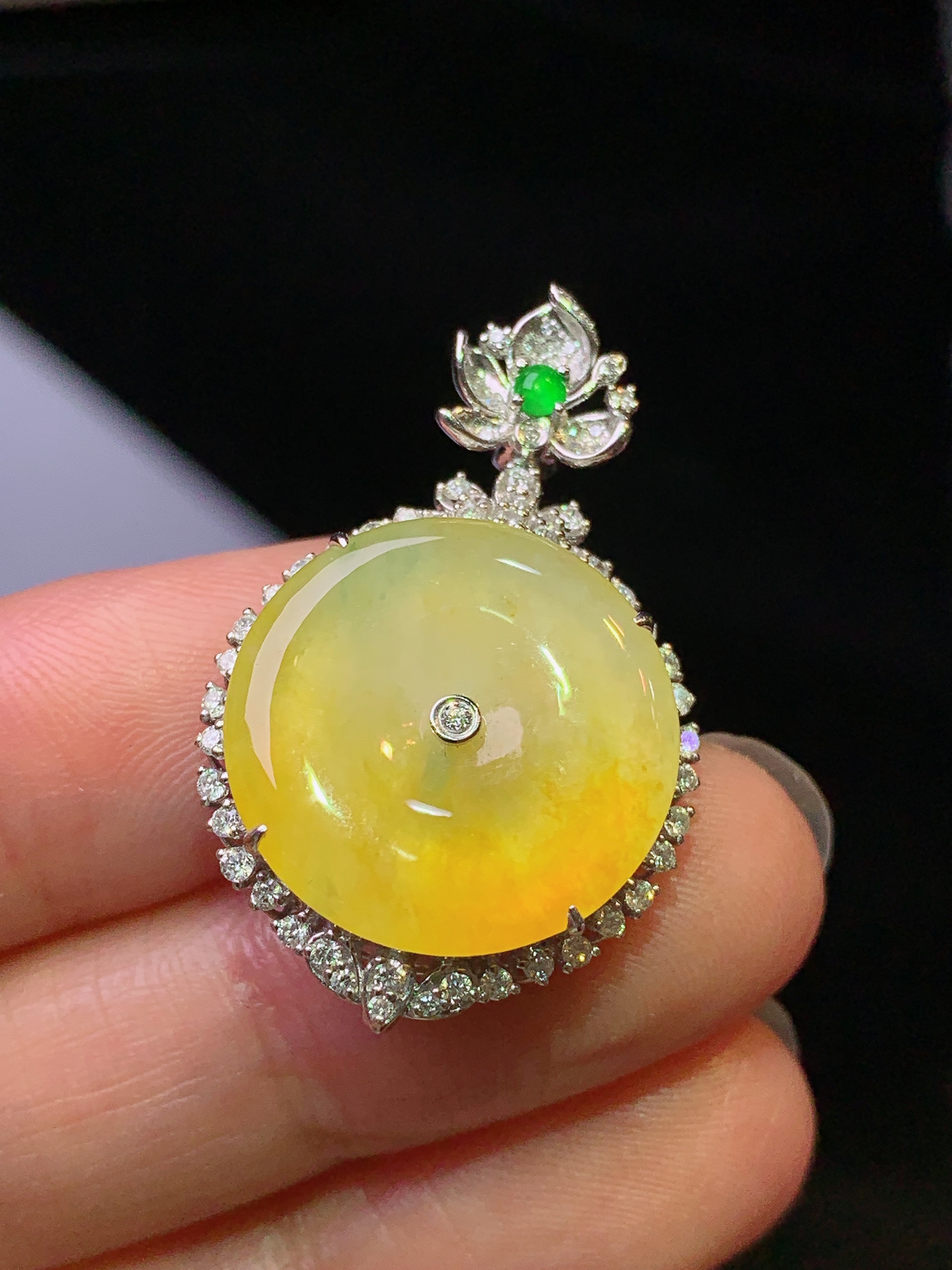 18k金钻镶嵌黄翡平安扣吊坠 玉质细腻 色泽艳丽清新 水润亮眼 整体尺寸32*20.3*8.5b1