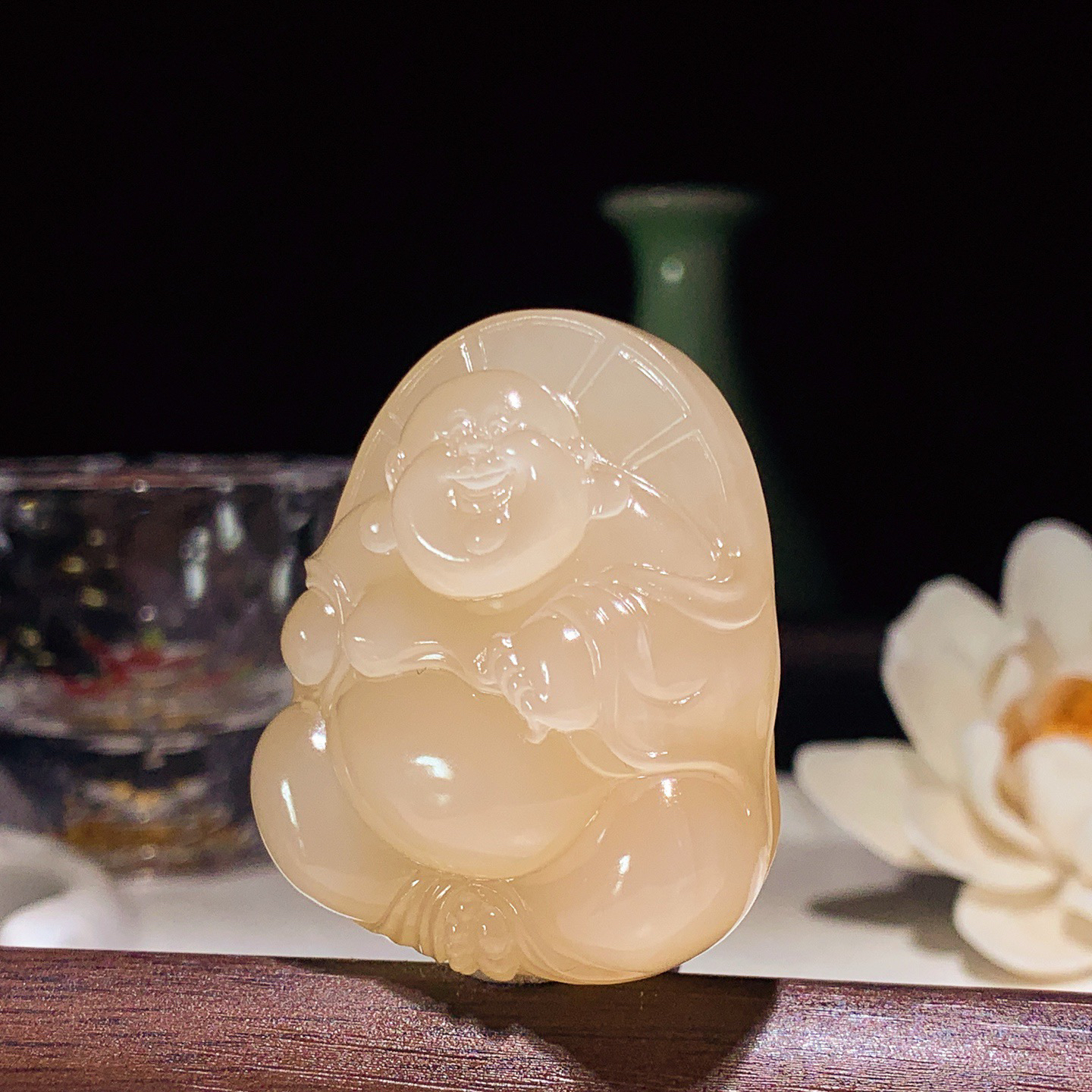 和田玉冰低起荧光藕粉佛引福来挂件。尺寸43/36/20重50克，玉质细腻油润 脂粉好，品质好！lt260323