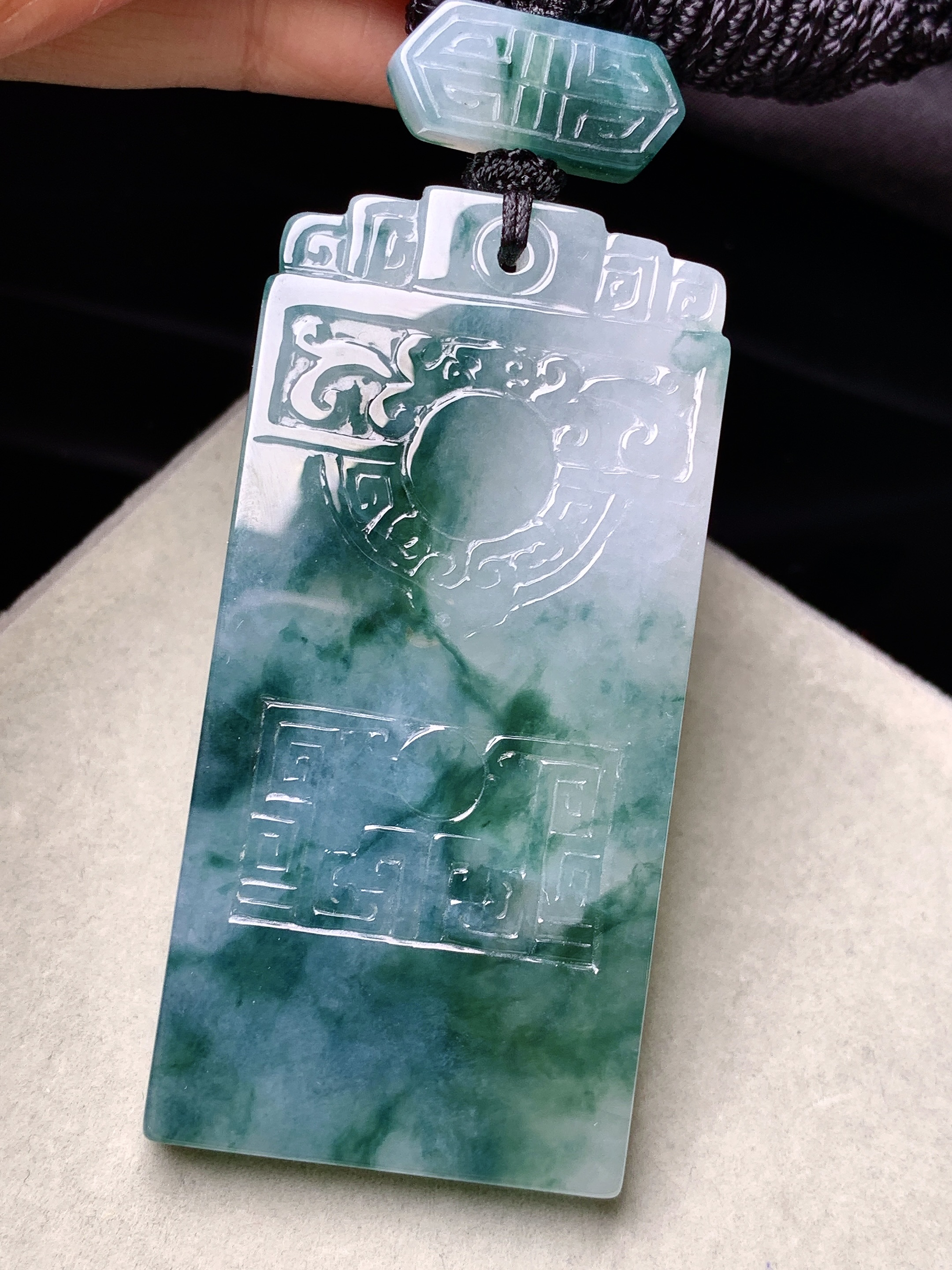 飘绿无事牌吊坠 玉质细腻 色泽艳丽清新 水润亮眼 整体尺寸61.6*30*5.8L1