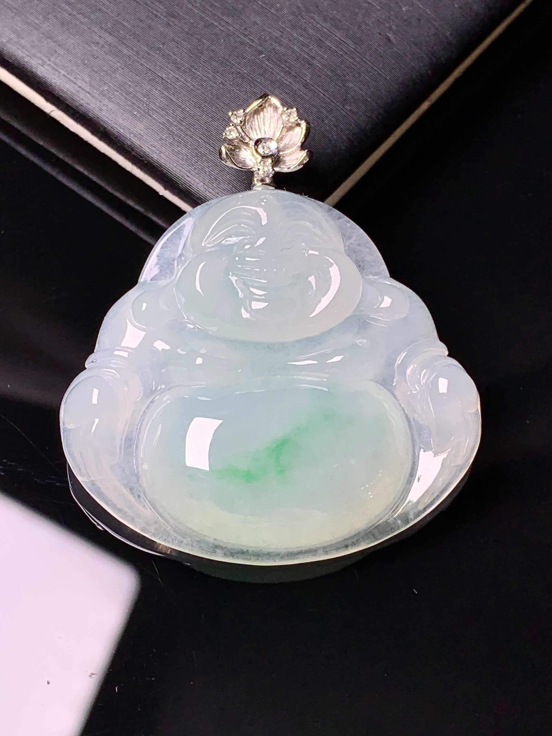 18k金钻镶嵌飘绿佛公吊坠 玉质细腻 色泽艳丽清新 水润亮眼 整体尺寸38.8*33.5*6.8x1