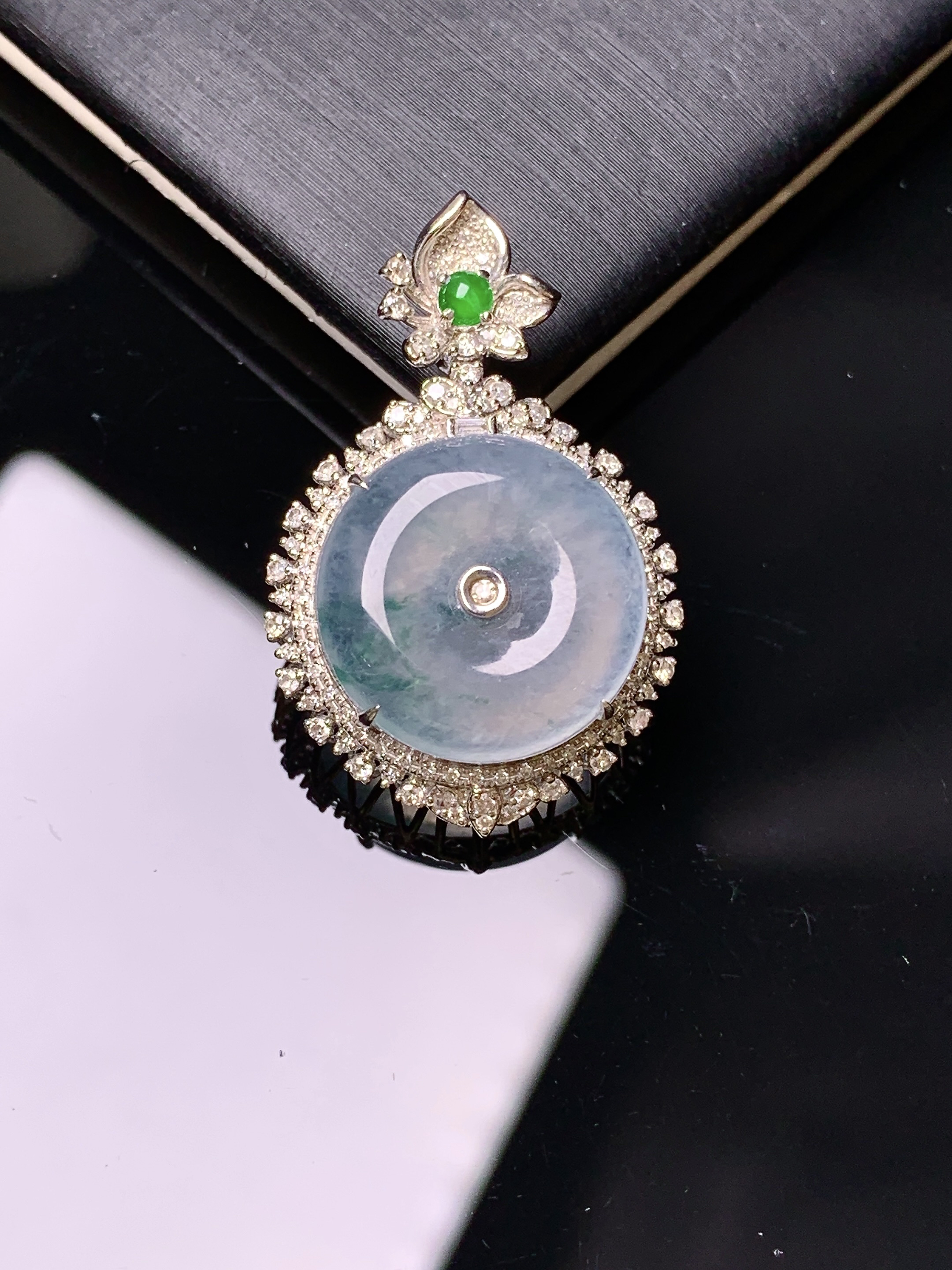 18k金钻镶嵌冰种平安扣吊坠 玉质细腻 色泽艳丽清新 水润亮眼 整体尺寸29.5*19.3*8.6y