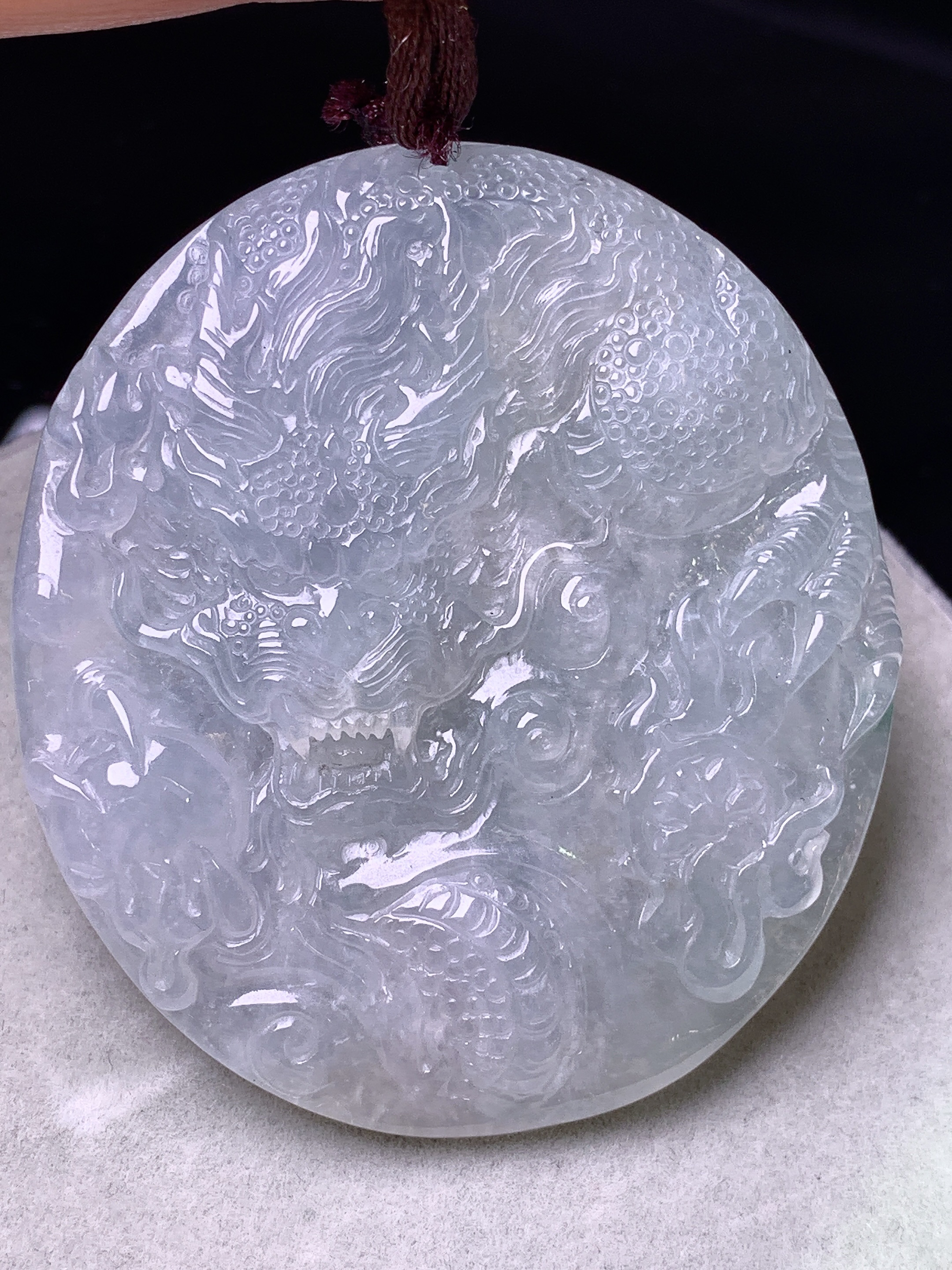 冰种龙牌子吊坠 玉质细腻 色泽艳丽清新 水润亮眼 整体尺寸52.5*47.2*6b2