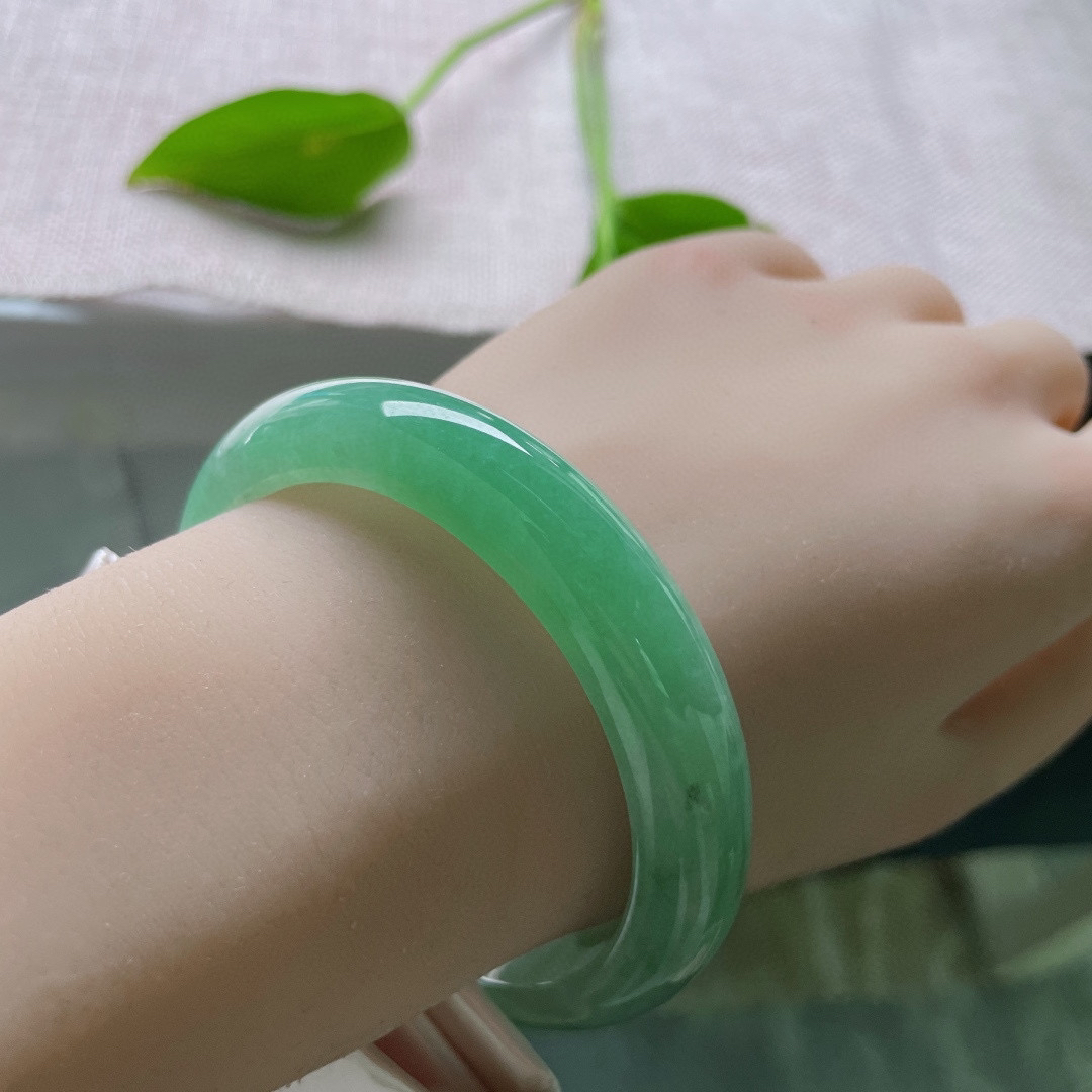 55.8/12.1/7.9，苹果绿正圈，色泽清甜可人，显白又减龄，种老，无纹裂